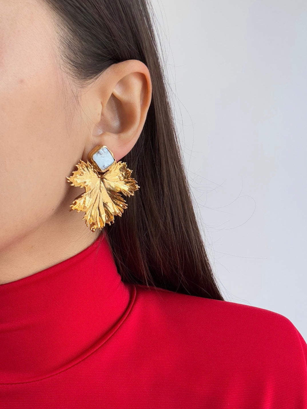 GERÇEK İNCİ DETAYLI YAPRAK ALTIN KAPLAMA KÜPE