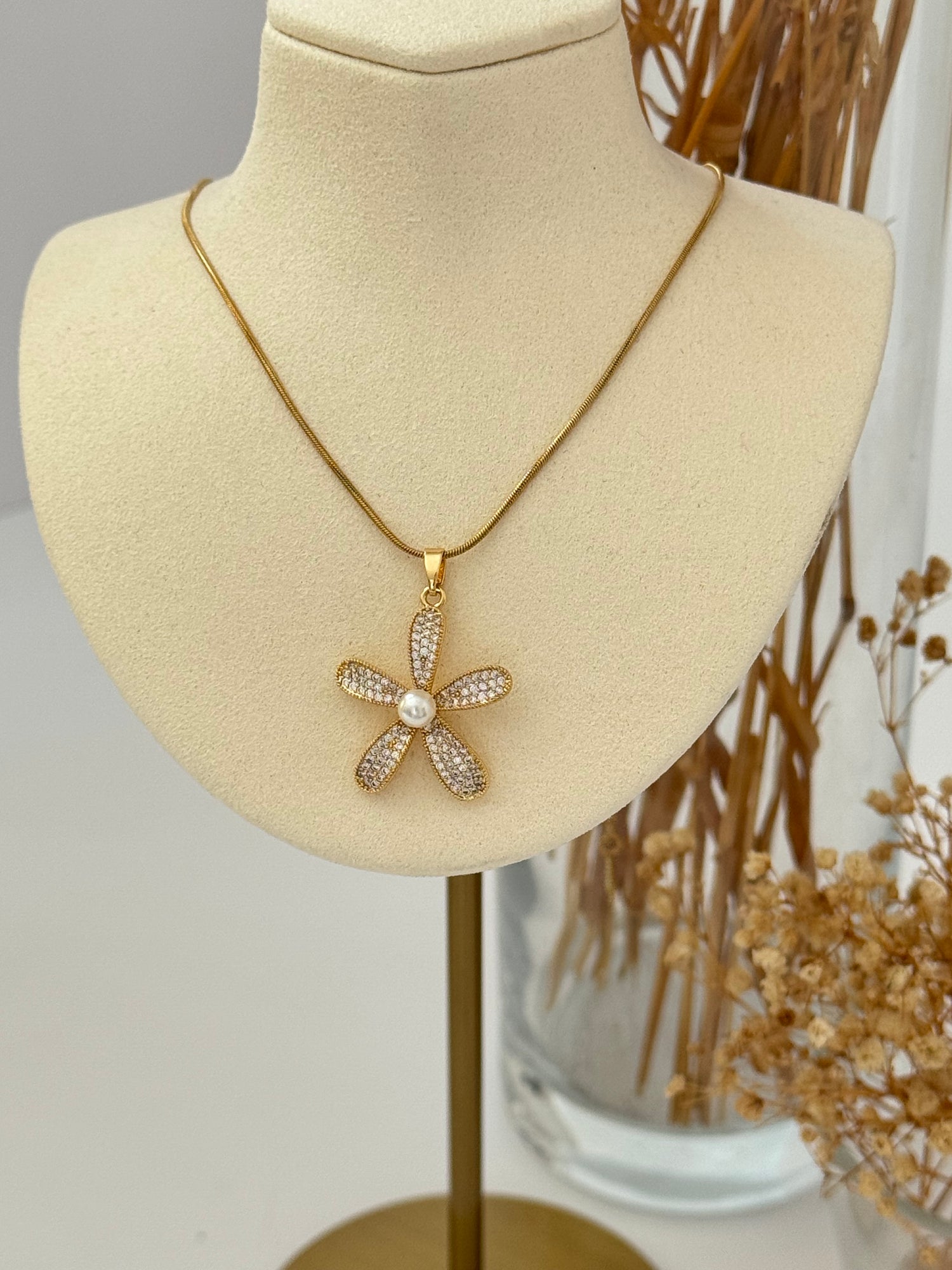 ÇİÇEK DETAYLI GOLD ÇELİK KOLYE