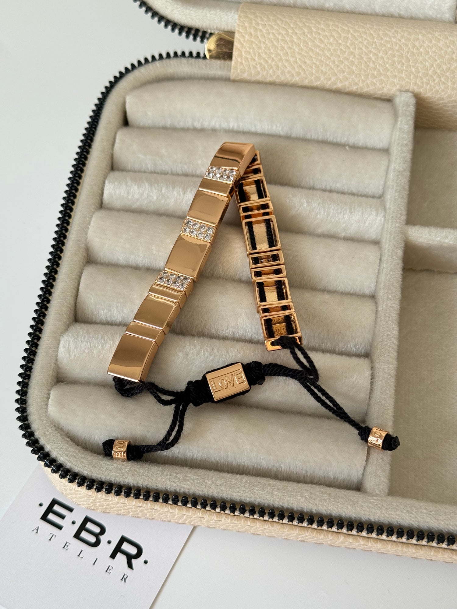 İTHAL TAŞ DETAYLI GOLD SİYAH İPLİ BİLEKLİK