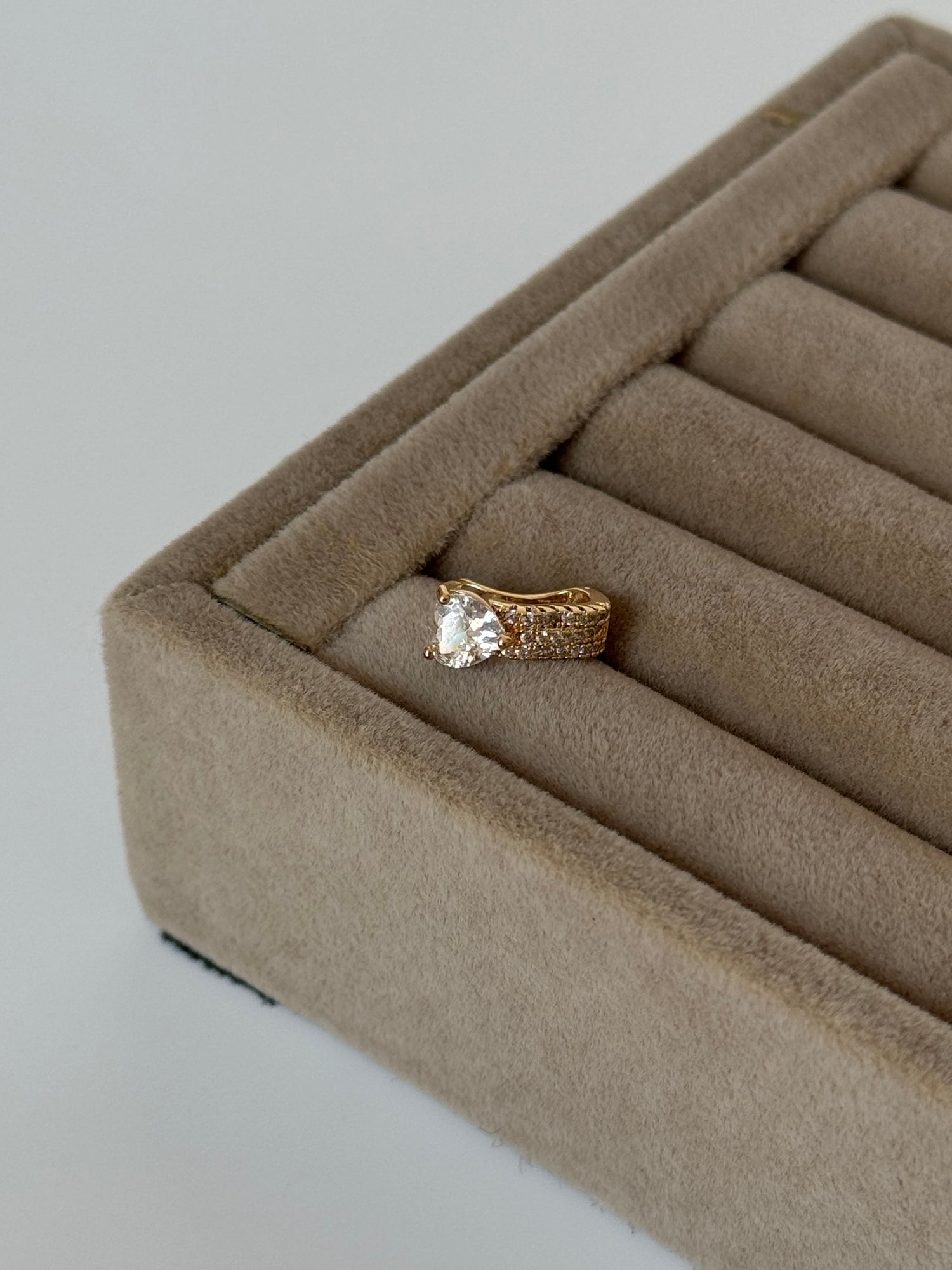 İTHAL KALP DETAYLI GOLD KIKIRDAK KÜPE EARCUFF