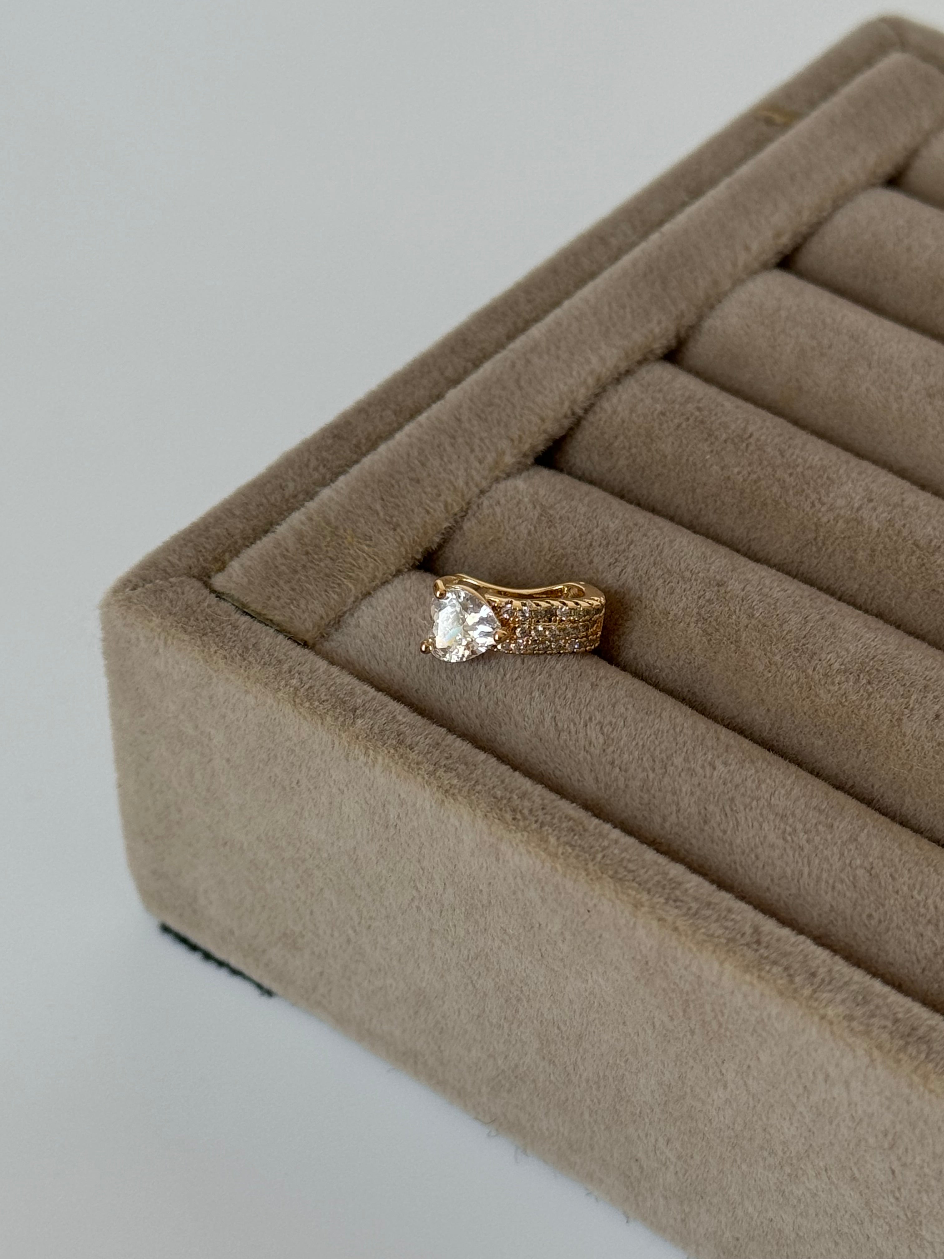 İTHAL KALP DETAYLI GOLD KIKIRDAK KÜPE EARCUFF