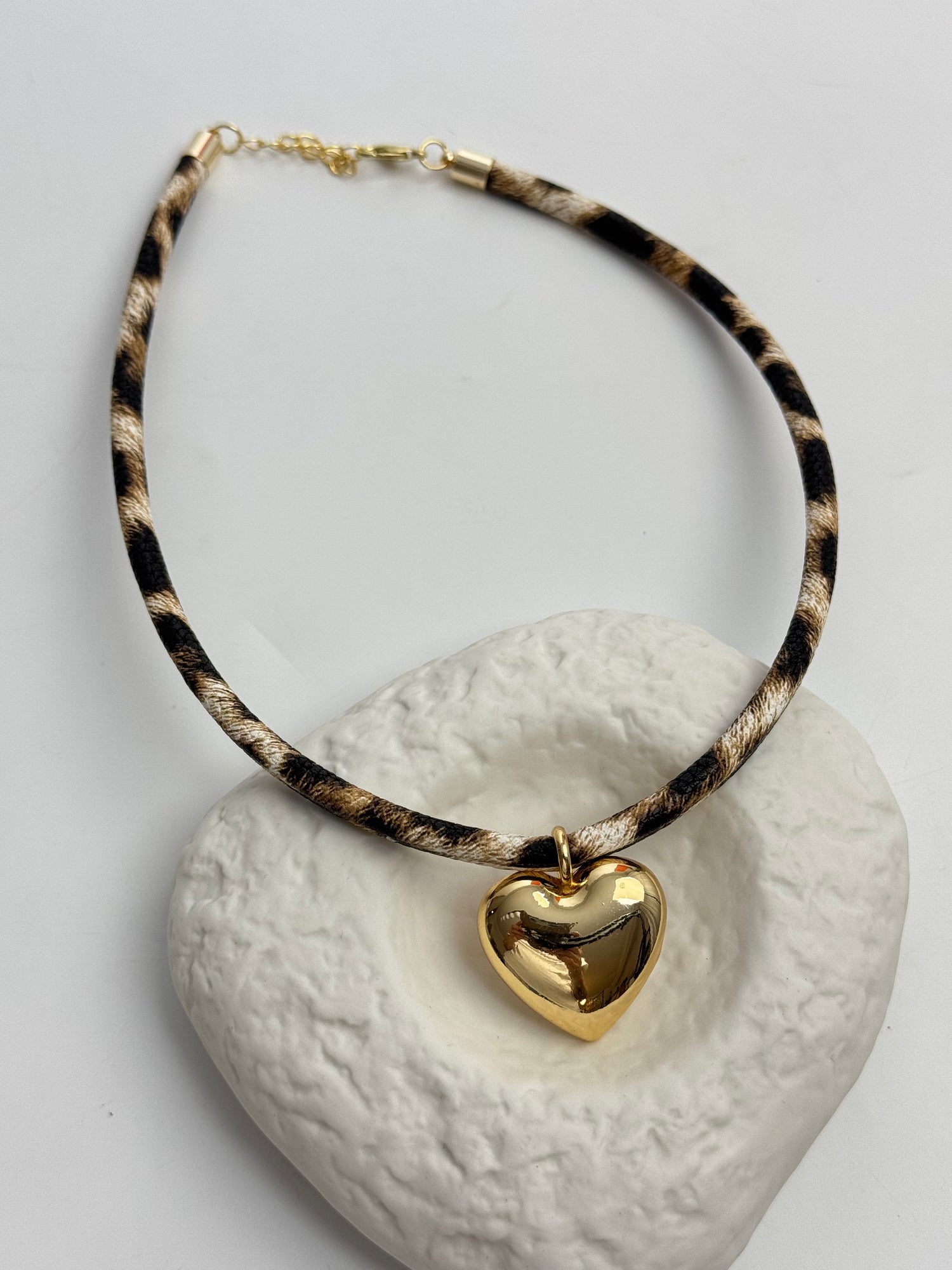 İTHAL KALP DETAYLI LEOPARLI DERİ KORDONLU KOLYE