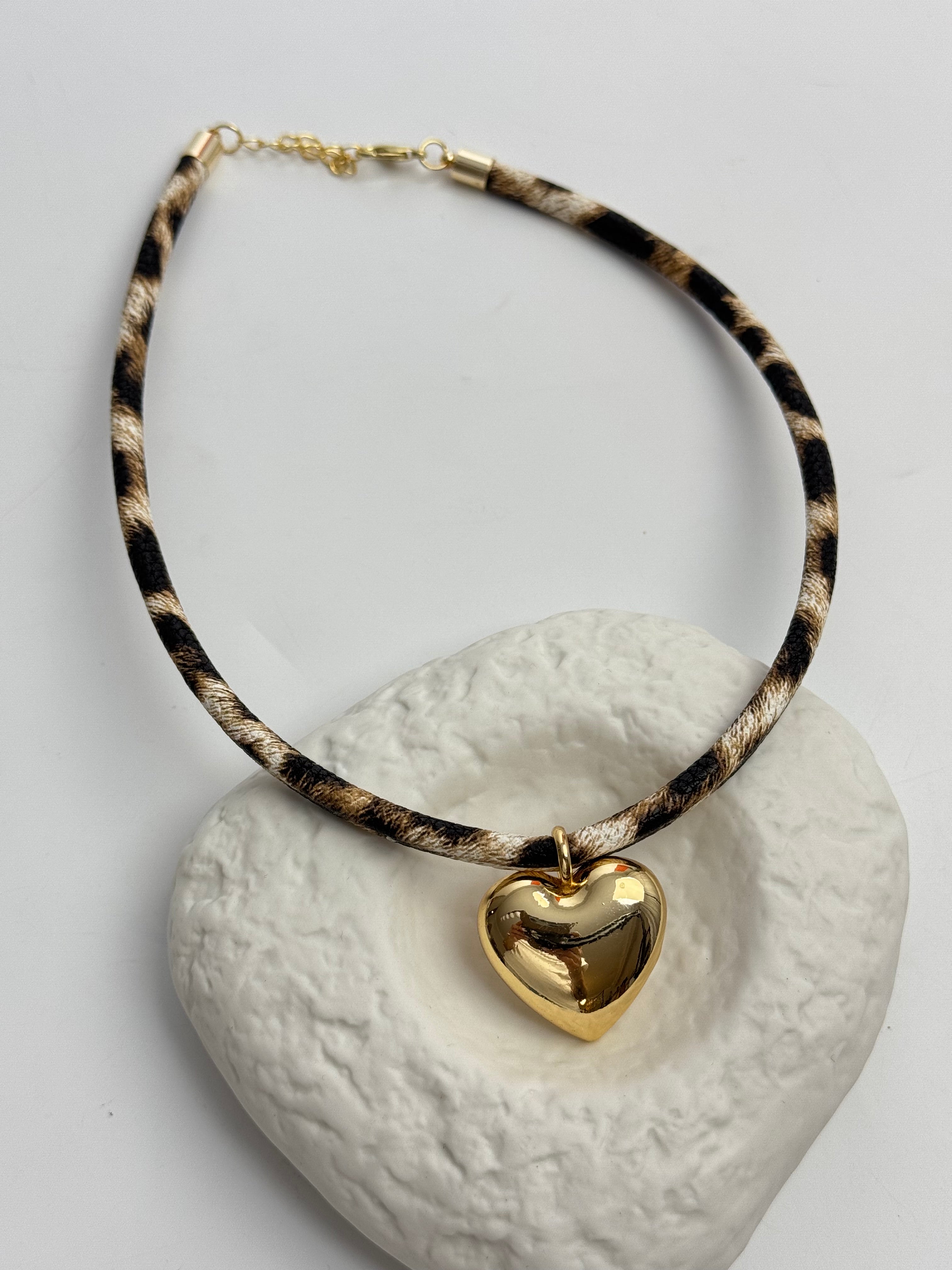 İTHAL KALP DETAYLI LEOPARLI DERİ KORDONLU KOLYE