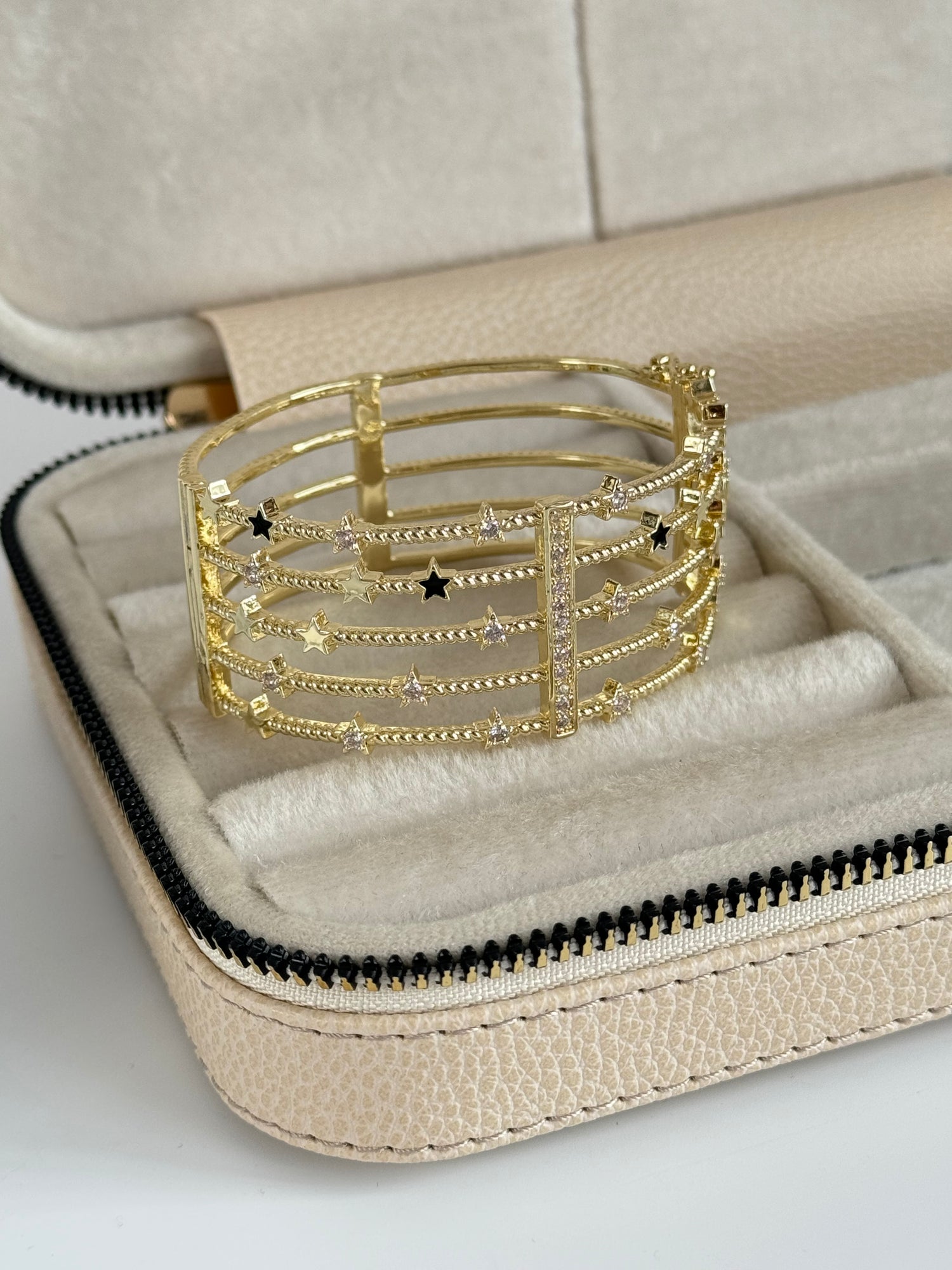 İTHALYILDIZ DETAYLI GOLD KELEPÇE BİLEZİK BİLEKLİK