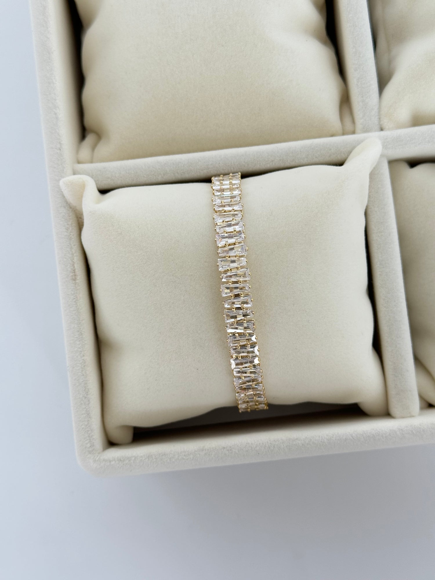 İTHAL ZİRKON TAŞLI GOLD KELEPÇE BİLEZİK