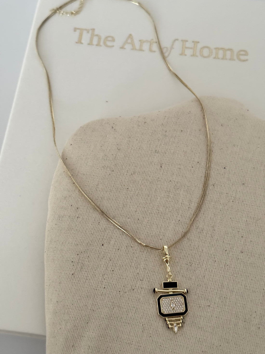 AVELİNE RETRO DETAYLI SİYAH MİNELİ GOLD KOLYE
