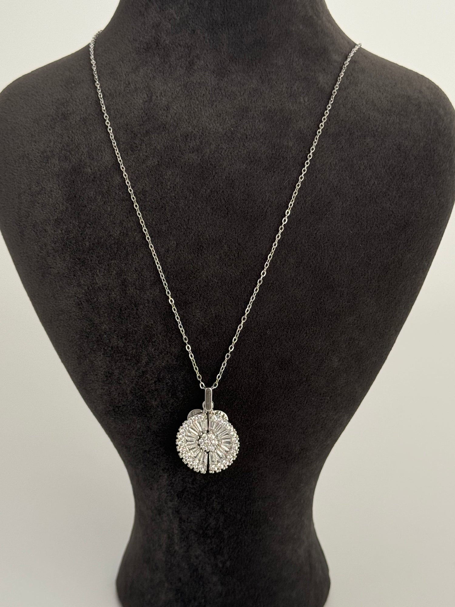 TAŞLI AÇILABİLİR KALP DETAYLI SİLVER ÇELİK KOLYE