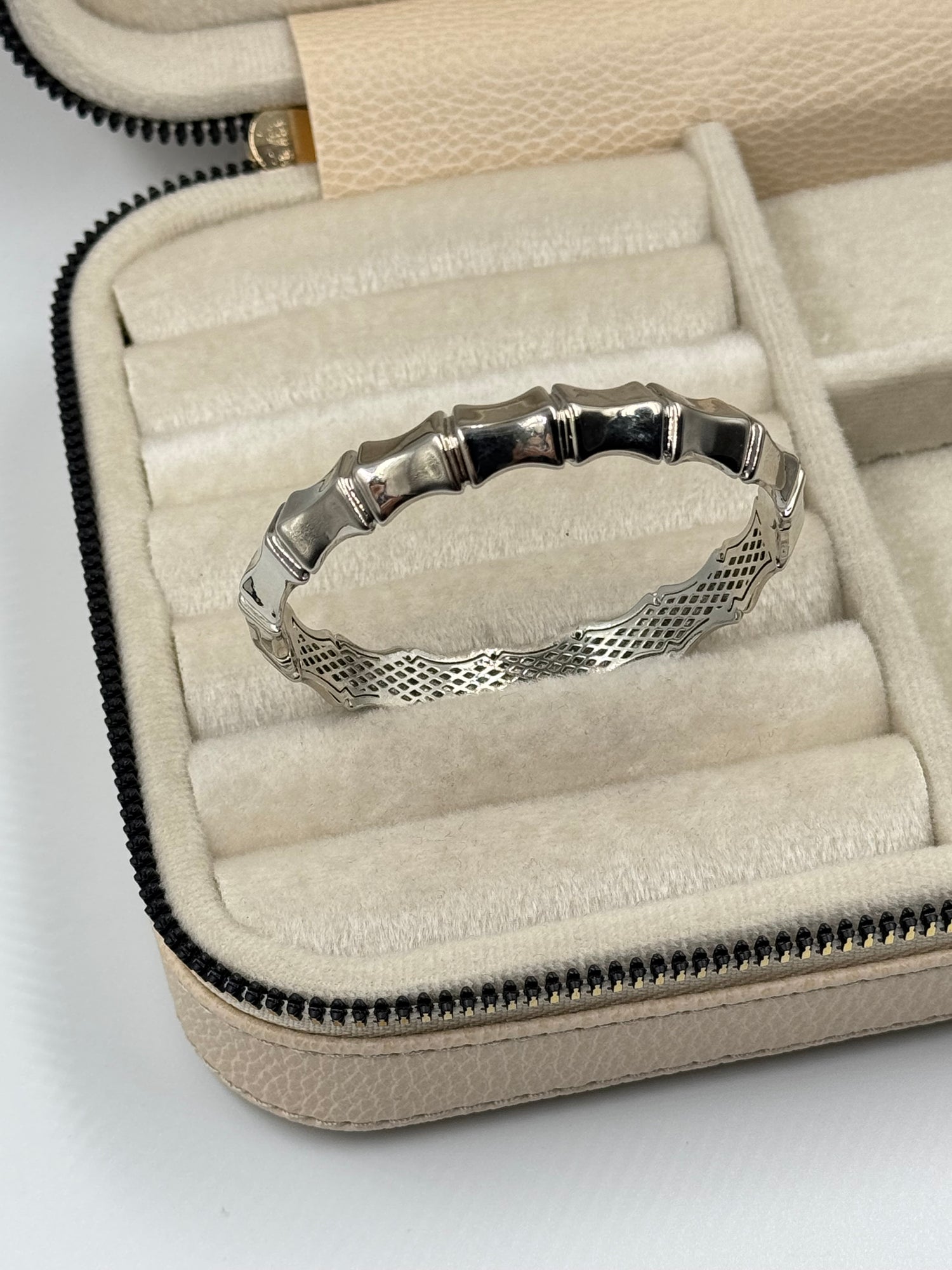 İTHAL KEMİK GÖRÜNÜMLÜ SİLVER KELEPÇE BİLEZİK