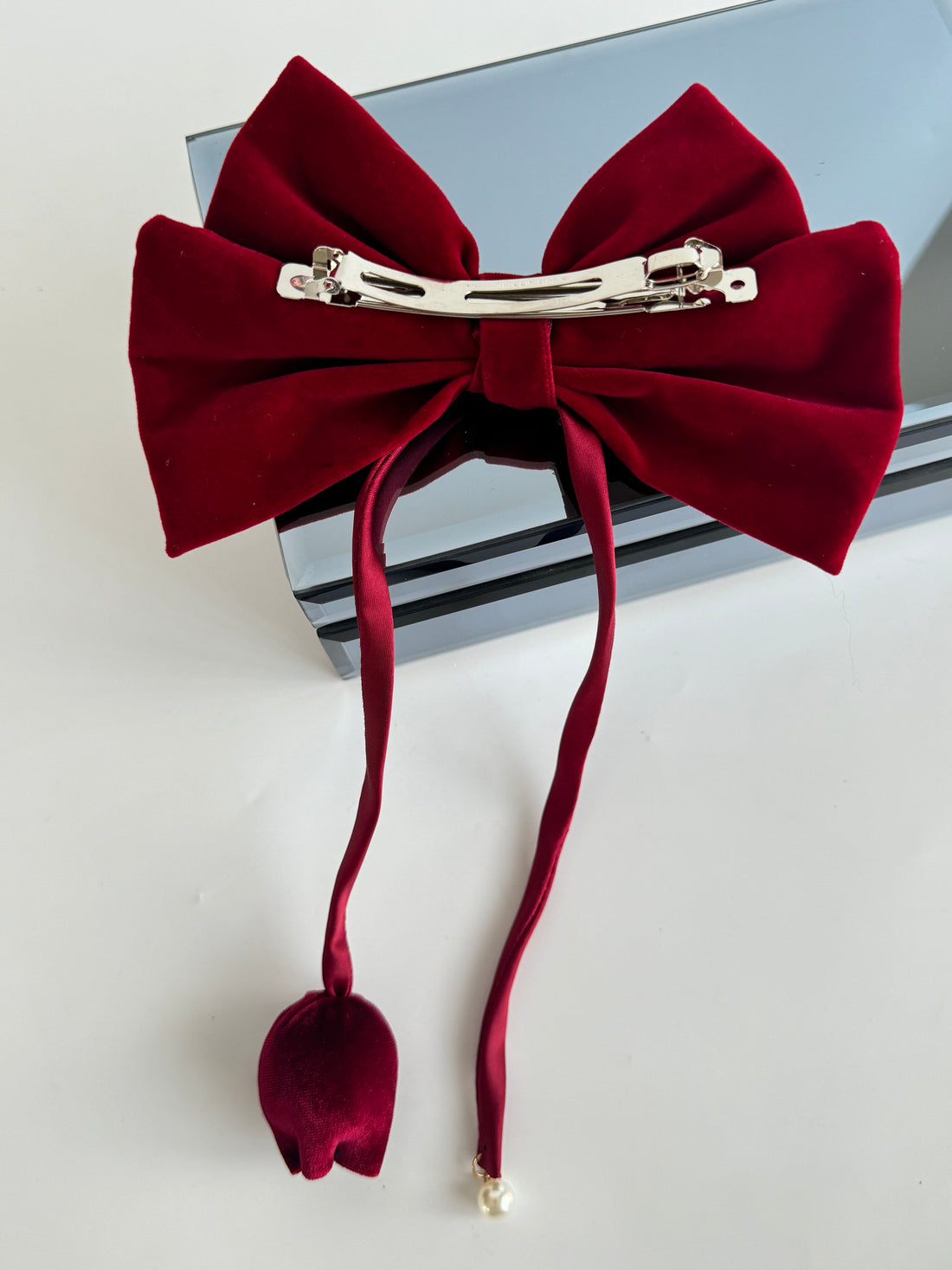 İTHAL TOMURCUK GÜL DETAYLI KIRMIZI FİYONKLU TOKA