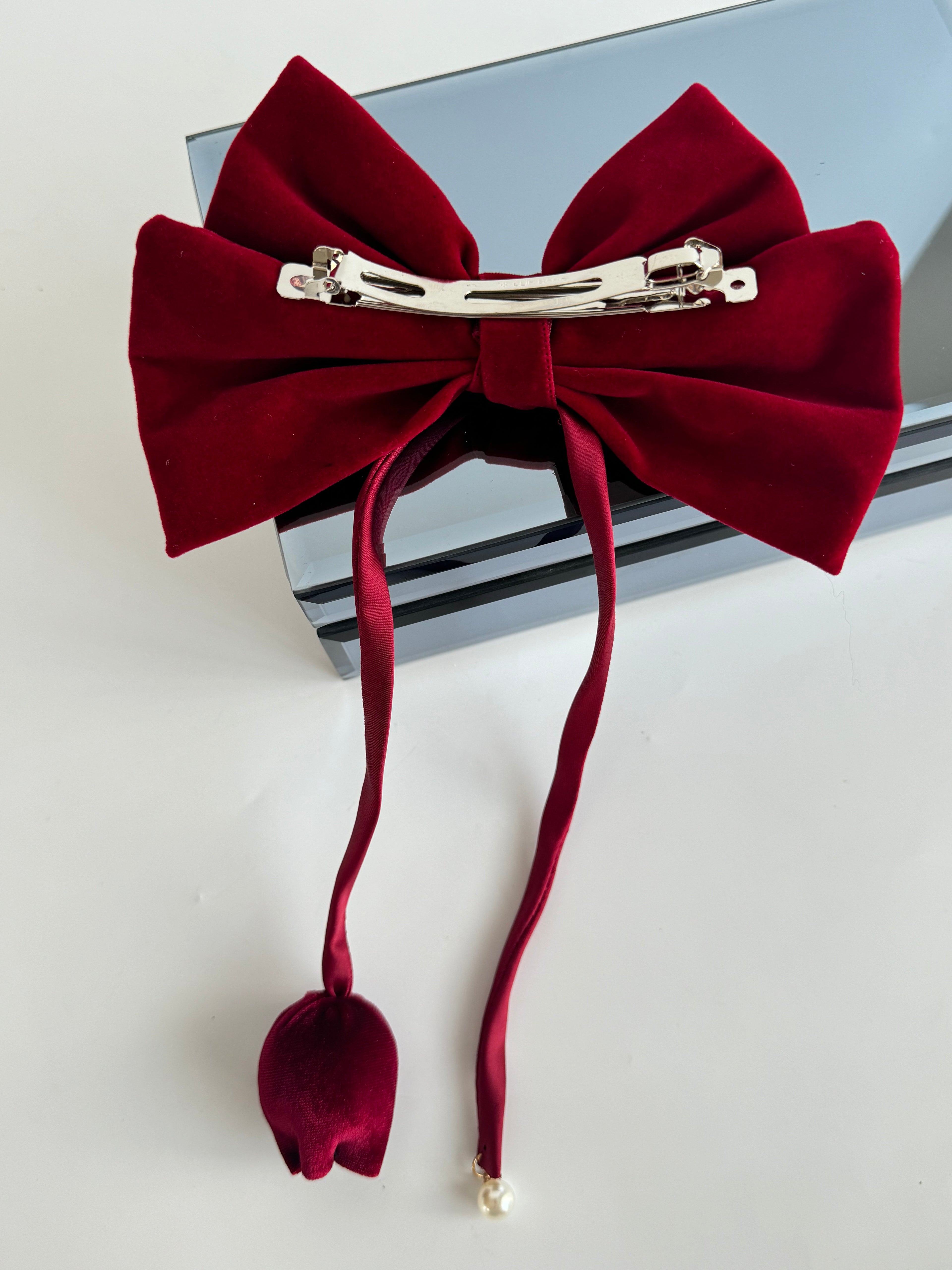 İTHAL TOMURCUK GÜL DETAYLI KIRMIZI FİYONKLU TOKA