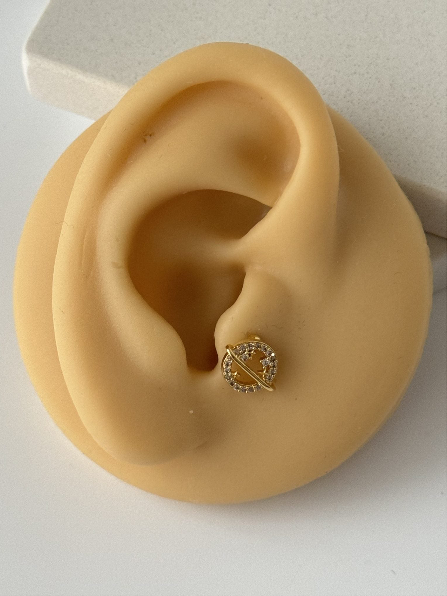 GEZEGEN DETAYLI TRAGUS PİERCİNG