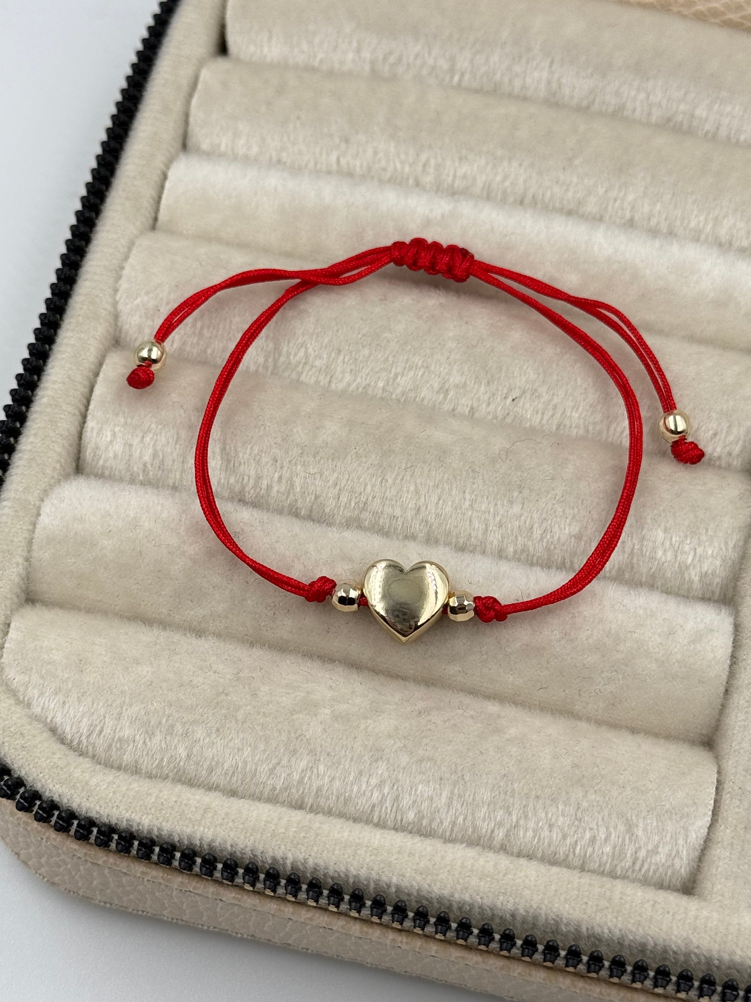 İTHAL KALP DETAYLI KIRMIZI İPLİ AYARLANABİLİR BİLEKLİK