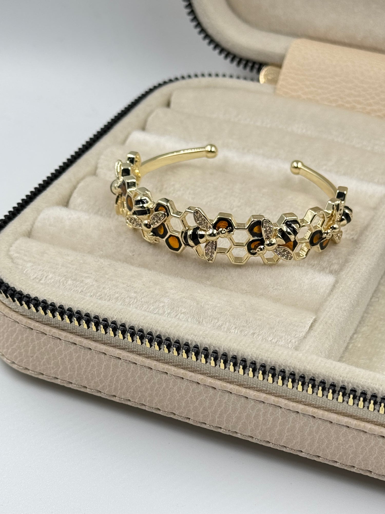 İTHAL ARI DETAYLI PETEKLİ GOLD KELEPÇE BİLEZİK