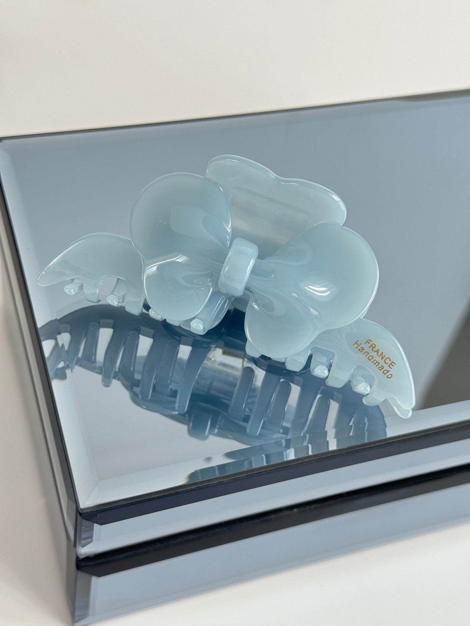 İTHAL ÇİÇEK DETAYLI MAVİ KEMİK MANDAL TOKA