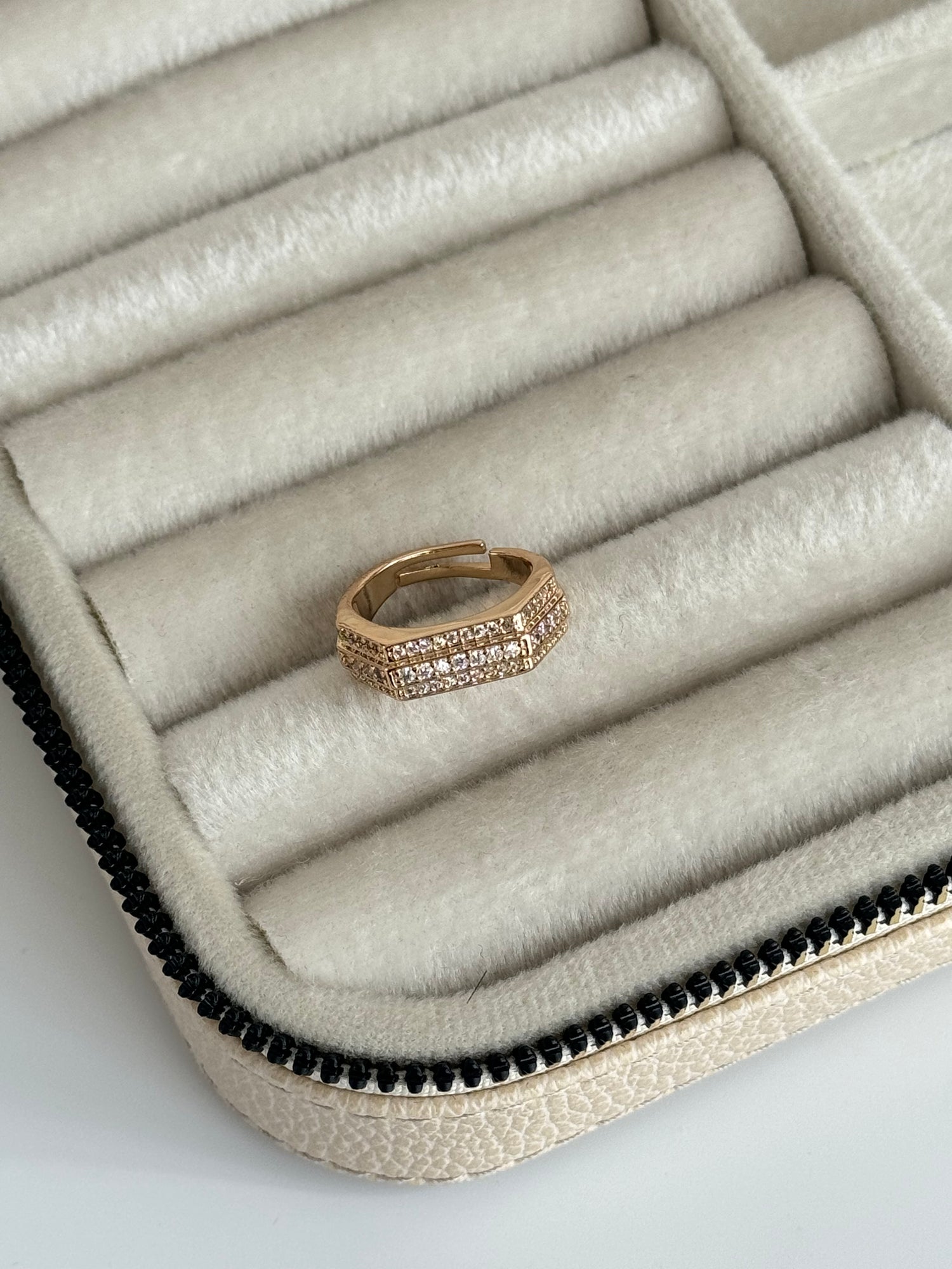 İTHAT TAŞ DETAYLI AYARLANABİLİR GOLD YÜZÜK