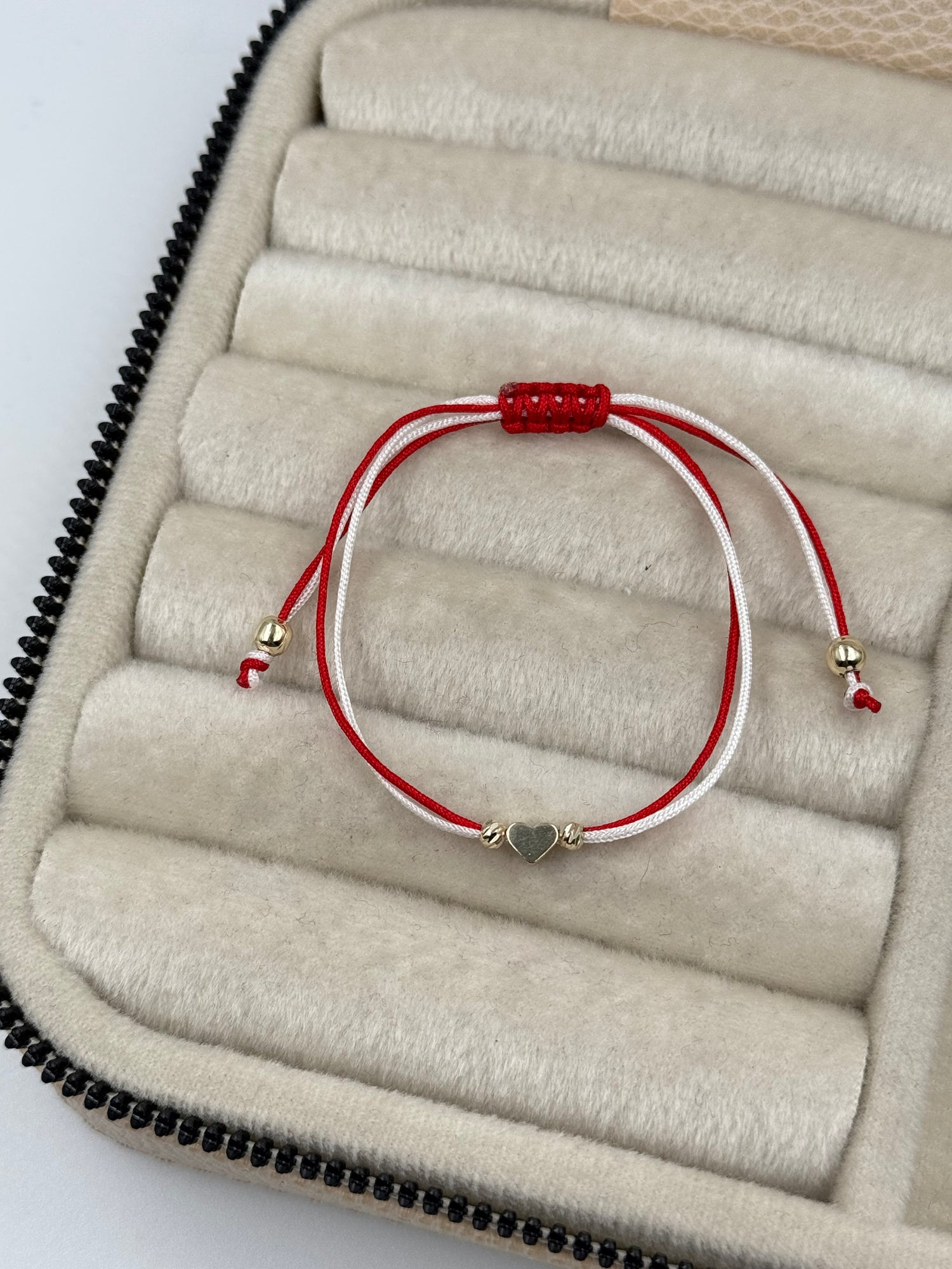 İTHAL KALP DETAYLI KIRMIZI BEYAZ İPLİ AYARLANABİLİR BİLEKLİK