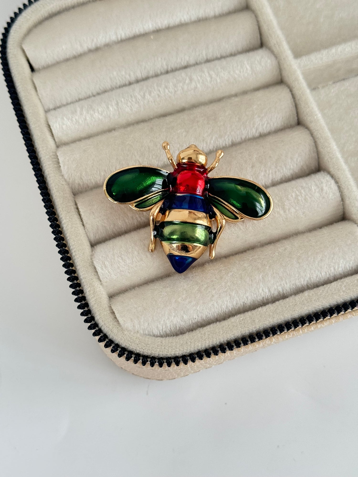 İTHAL ARI DETAYLI BROŞ