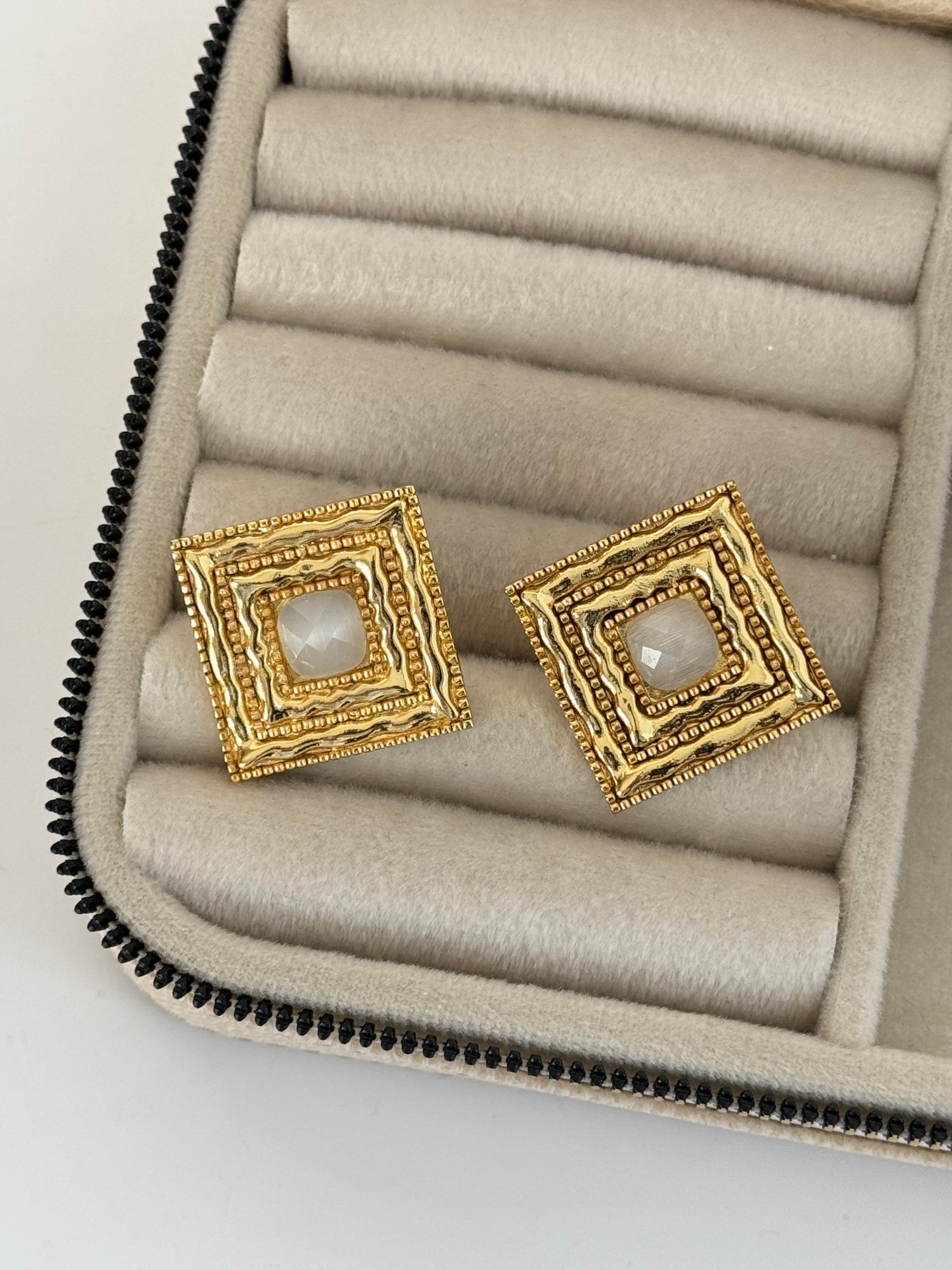 KARE MODEL BEYAZ TAŞLI ALTIN KAPLAMA KÜPE