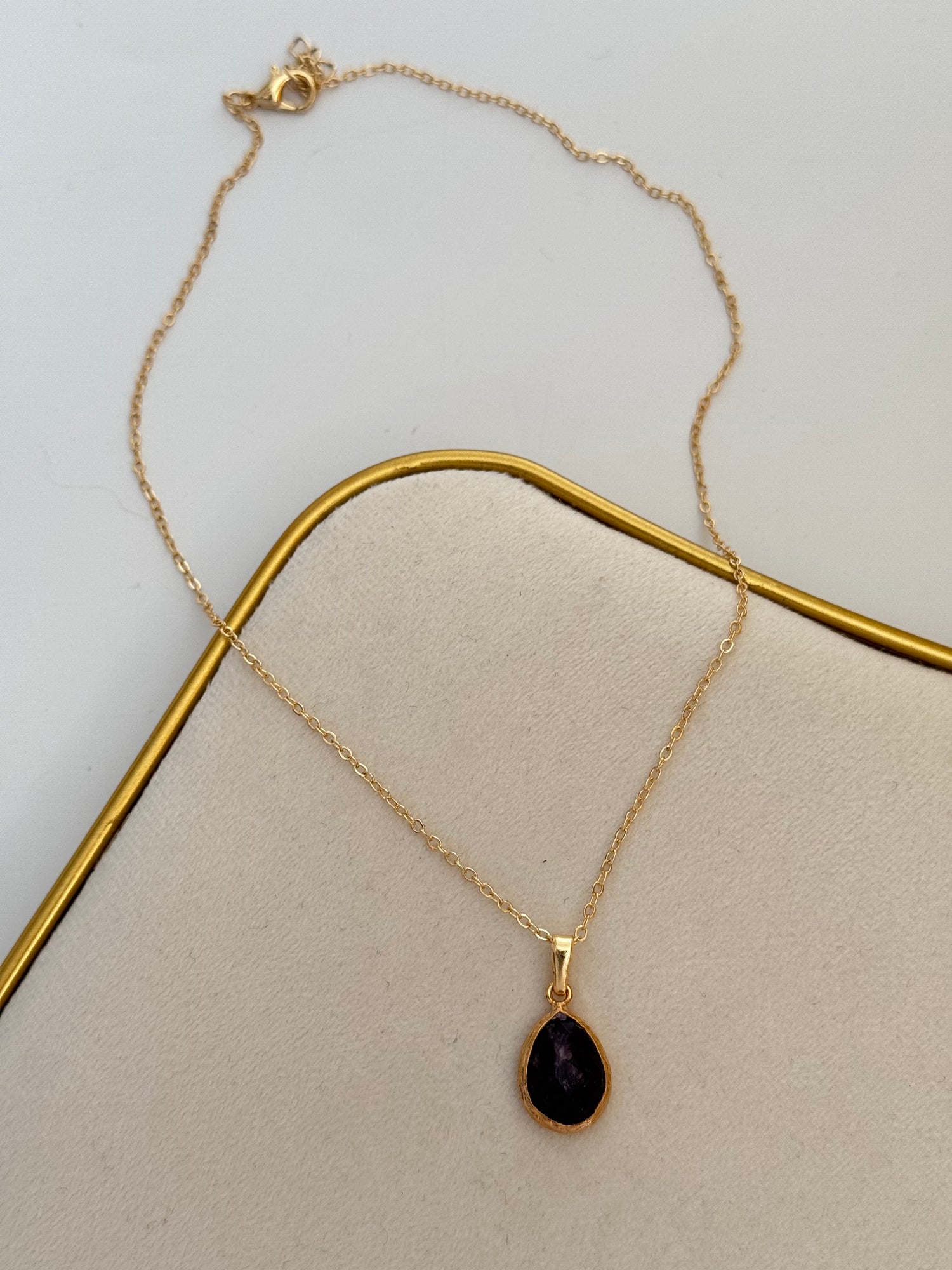 MOR DOĞAL TAŞLI ALTIN KAPLAMA KOLYE