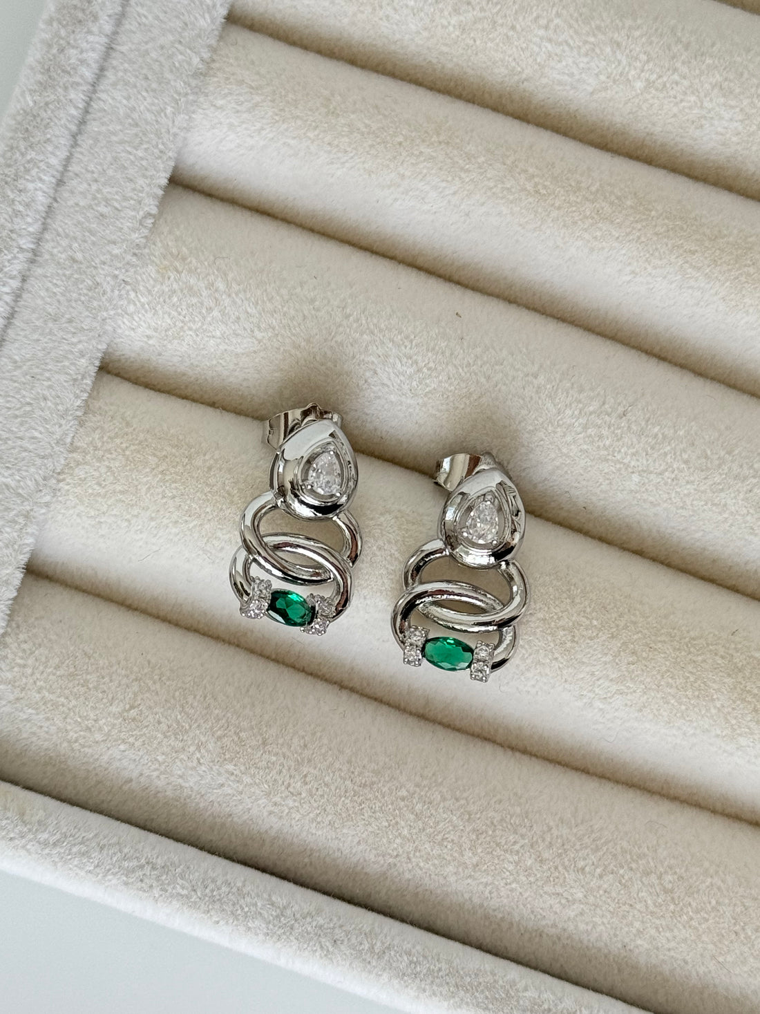 İTHAL YEŞİL TAŞ DETAYLI SİLVER KÜPE