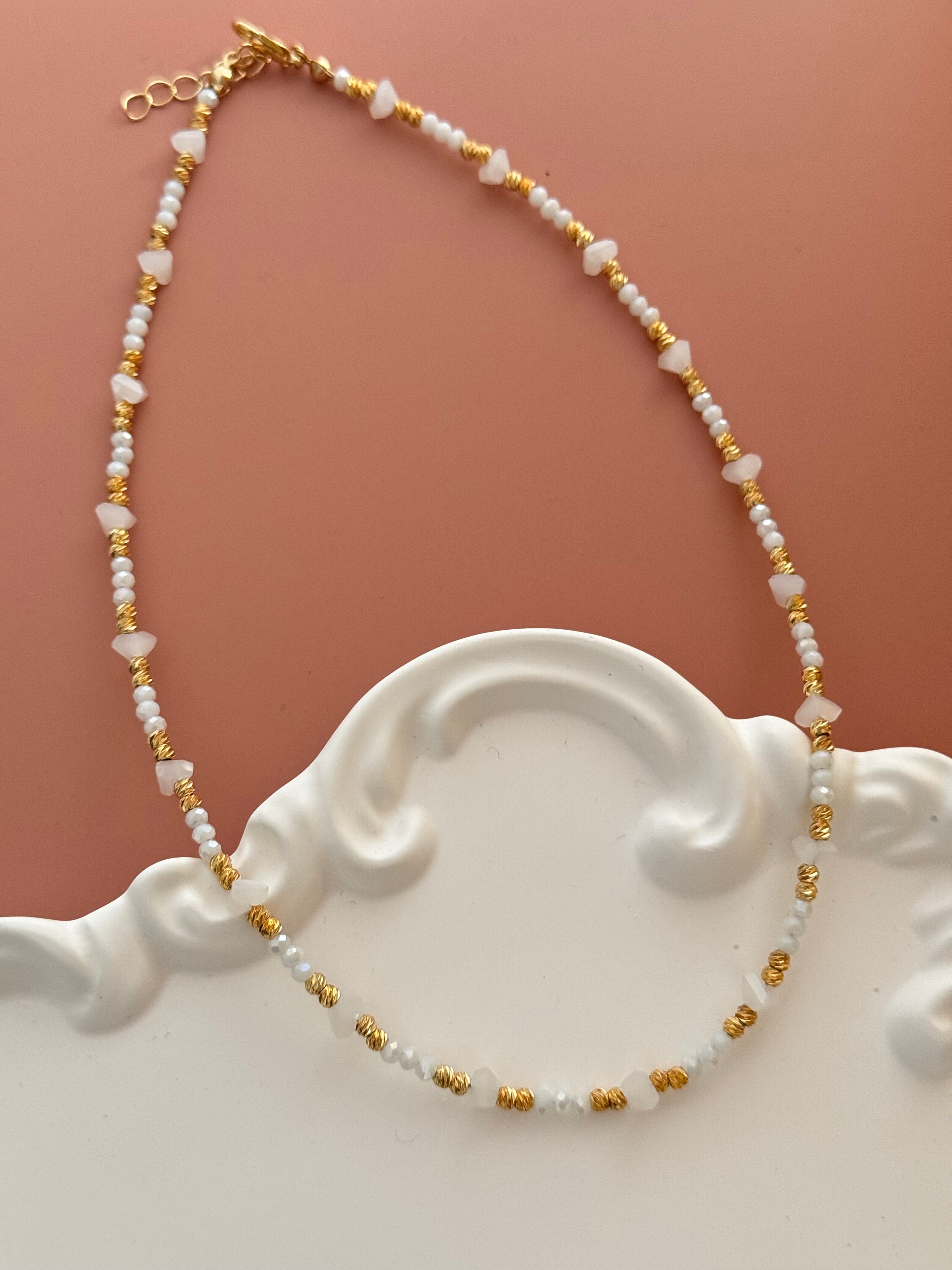 MİVA BEYAZ DOĞAL TAŞ DETAYLI ALTIN KAPLAMA DORİKALI KOLYE