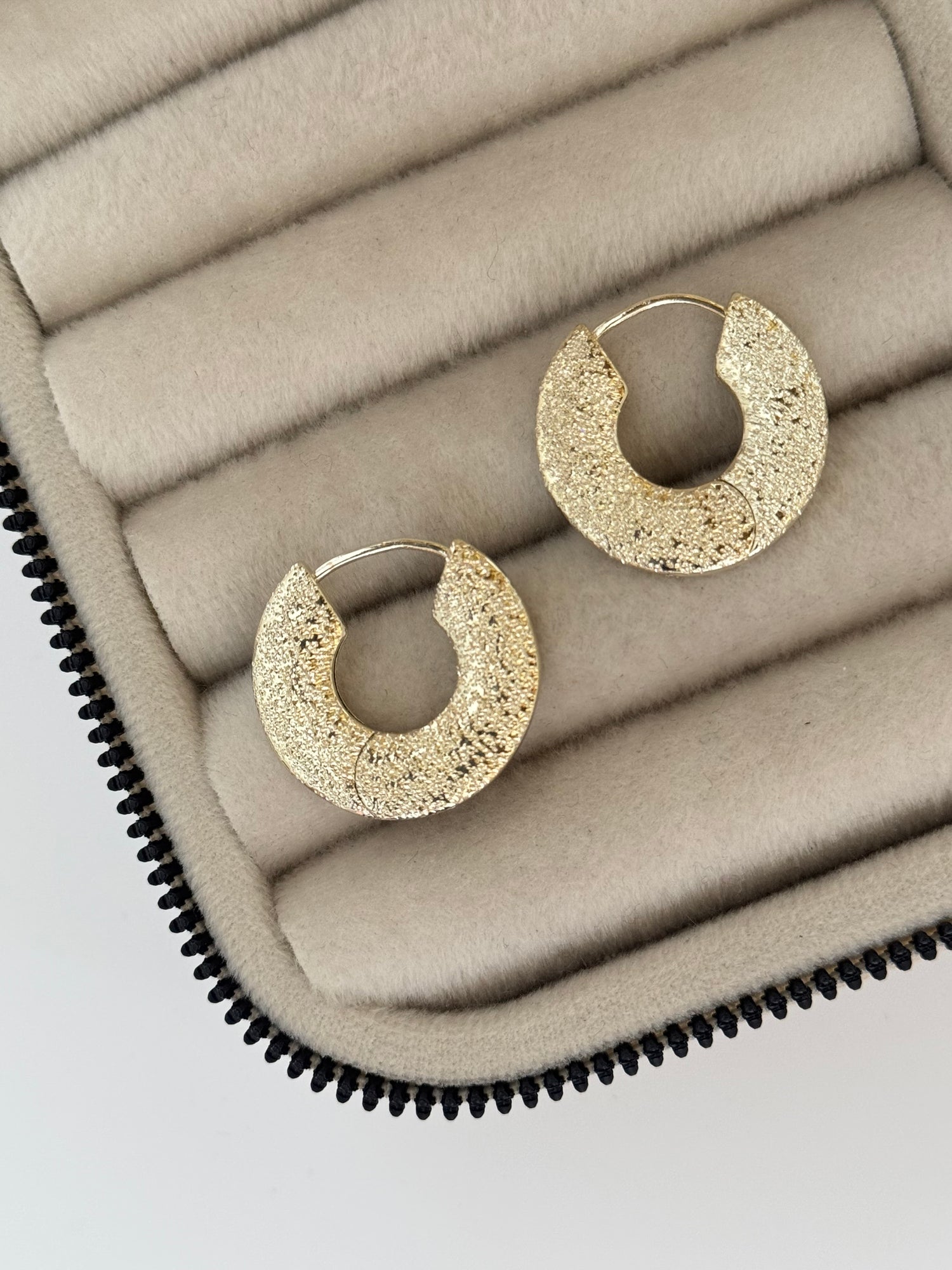 İTHAL DETAYLI GOLD HALKA KÜPE