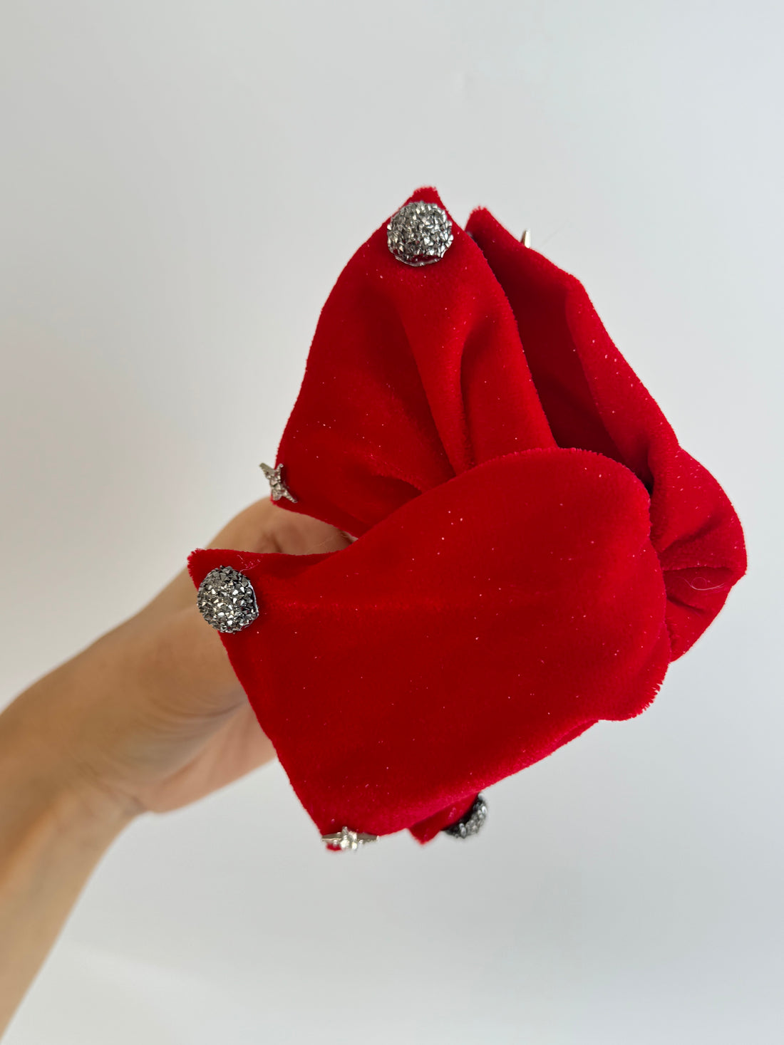 İTHAL KIRMIZI KADİFE TAŞ DETAYLI MANDAL DUBAİ TOKA