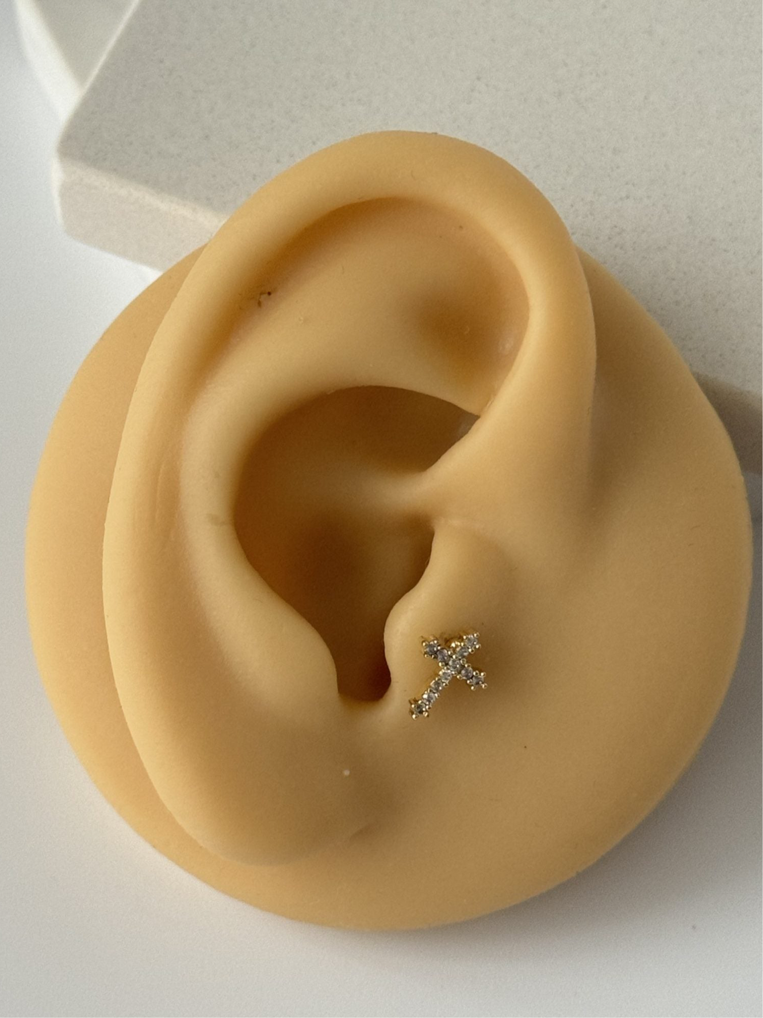 HAÇ TRAGUS PİERCİNG