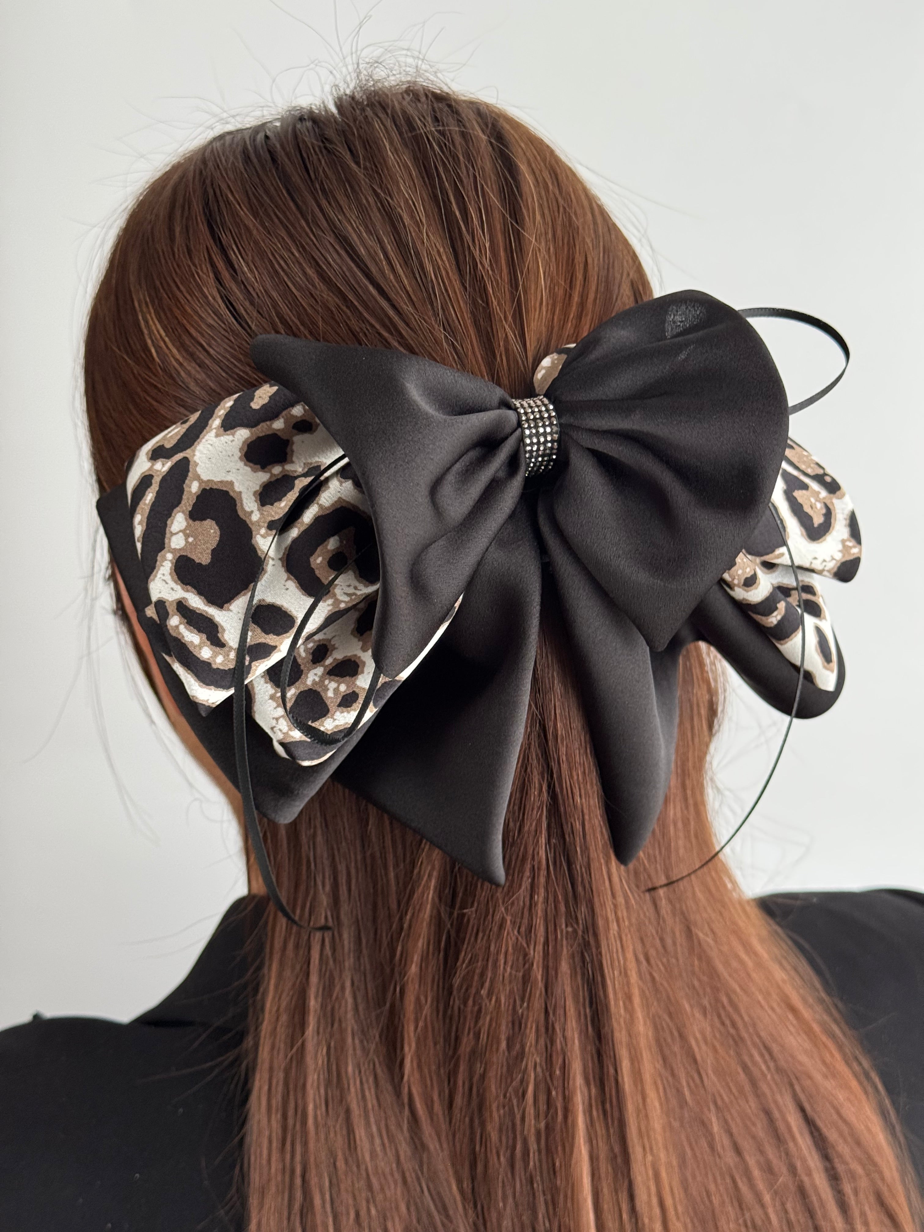 İTHAL LEOPARLI FİYONKLU KURDELELİ MANDAL TOKA