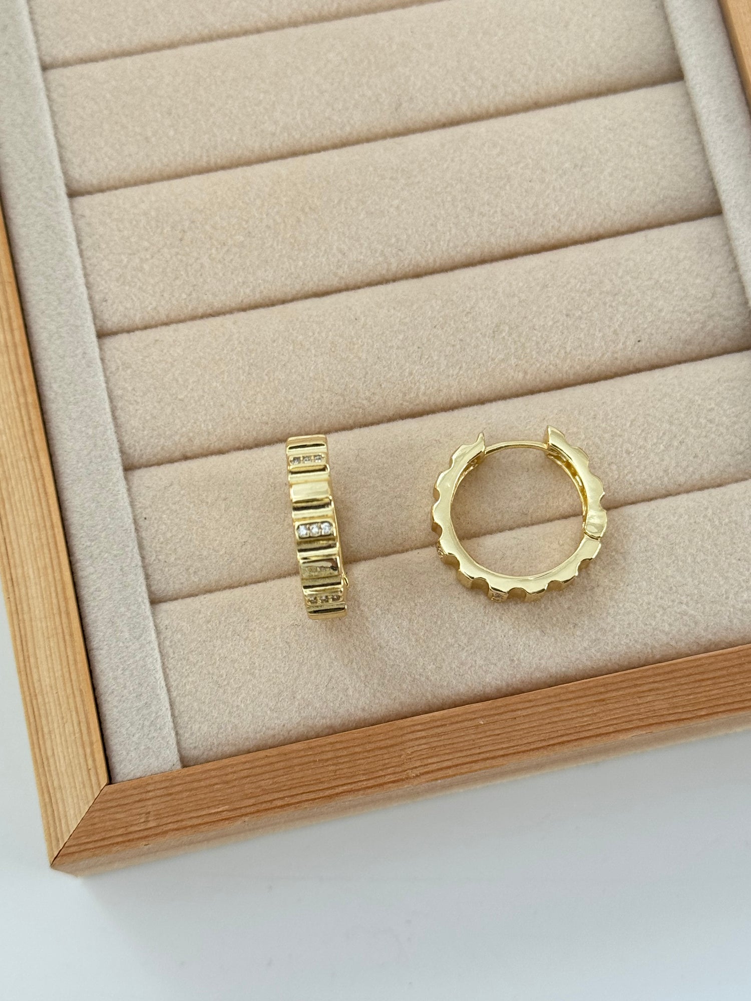 TİNE TIRTIK DETAYLI GOLD HALKA KÜPE