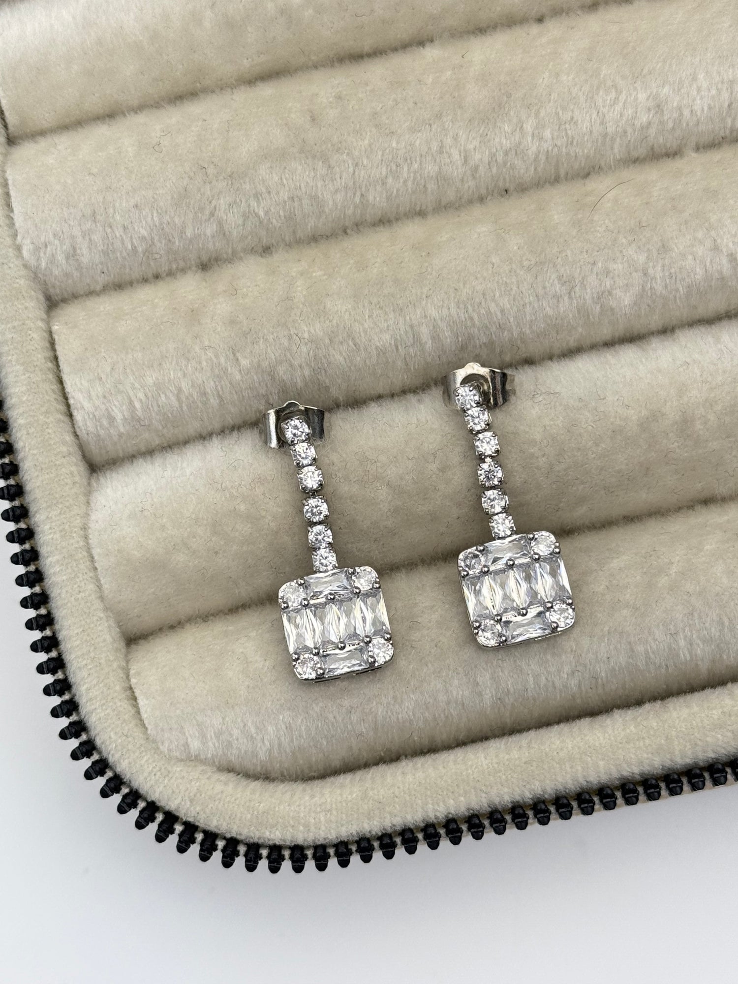 İTHAL BAGET TAŞLI SİLVER KÜPE