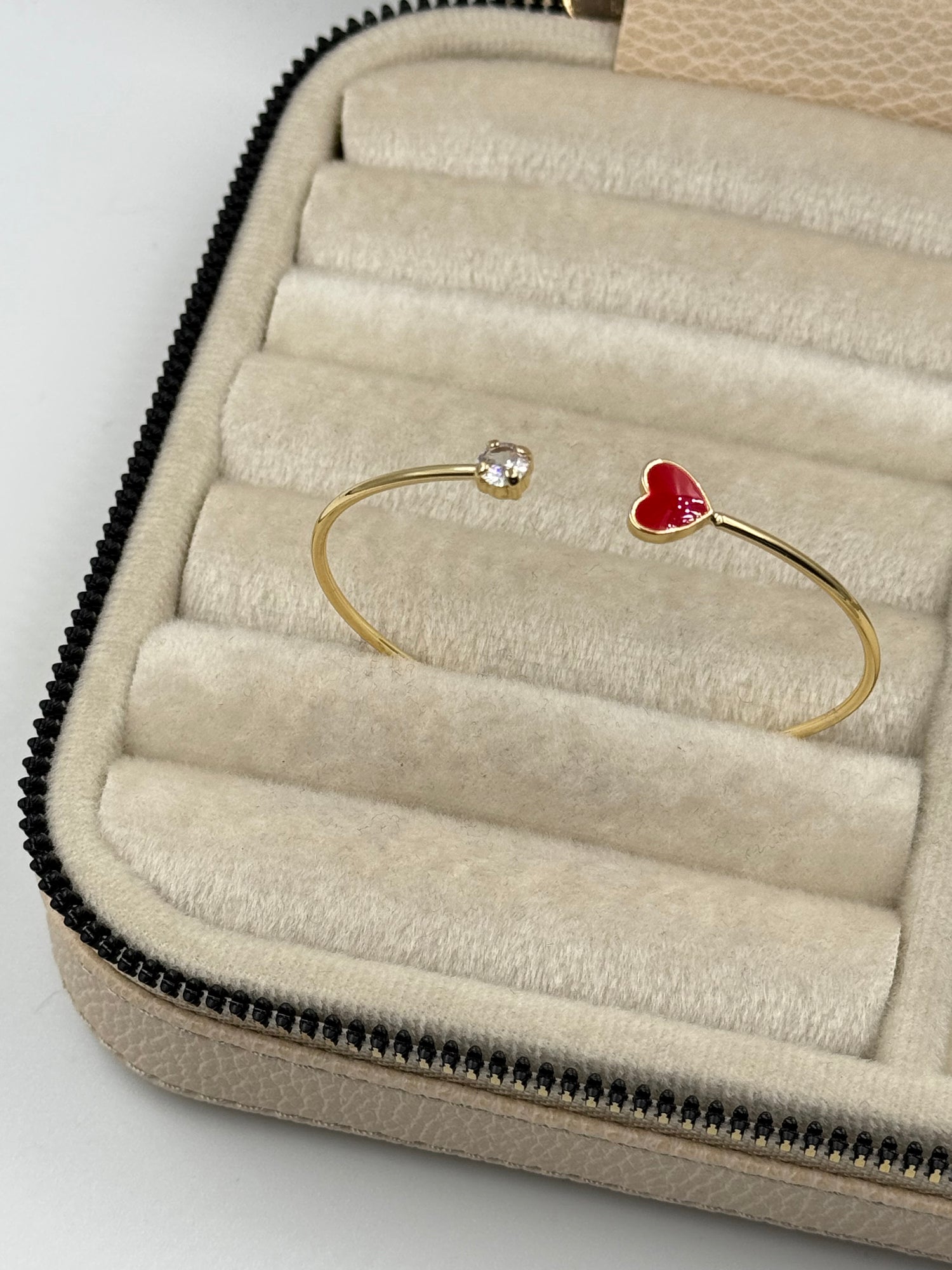 İTHAL KALP DETAYLI TAŞLI GOLD KELEPÇE BİLEZİK