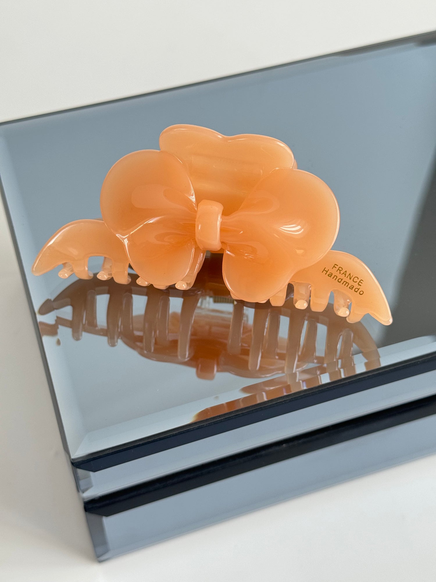 İTHAL ÇİÇEK DETAYLI SOMON RENK KEMİK MANDAL TOKA