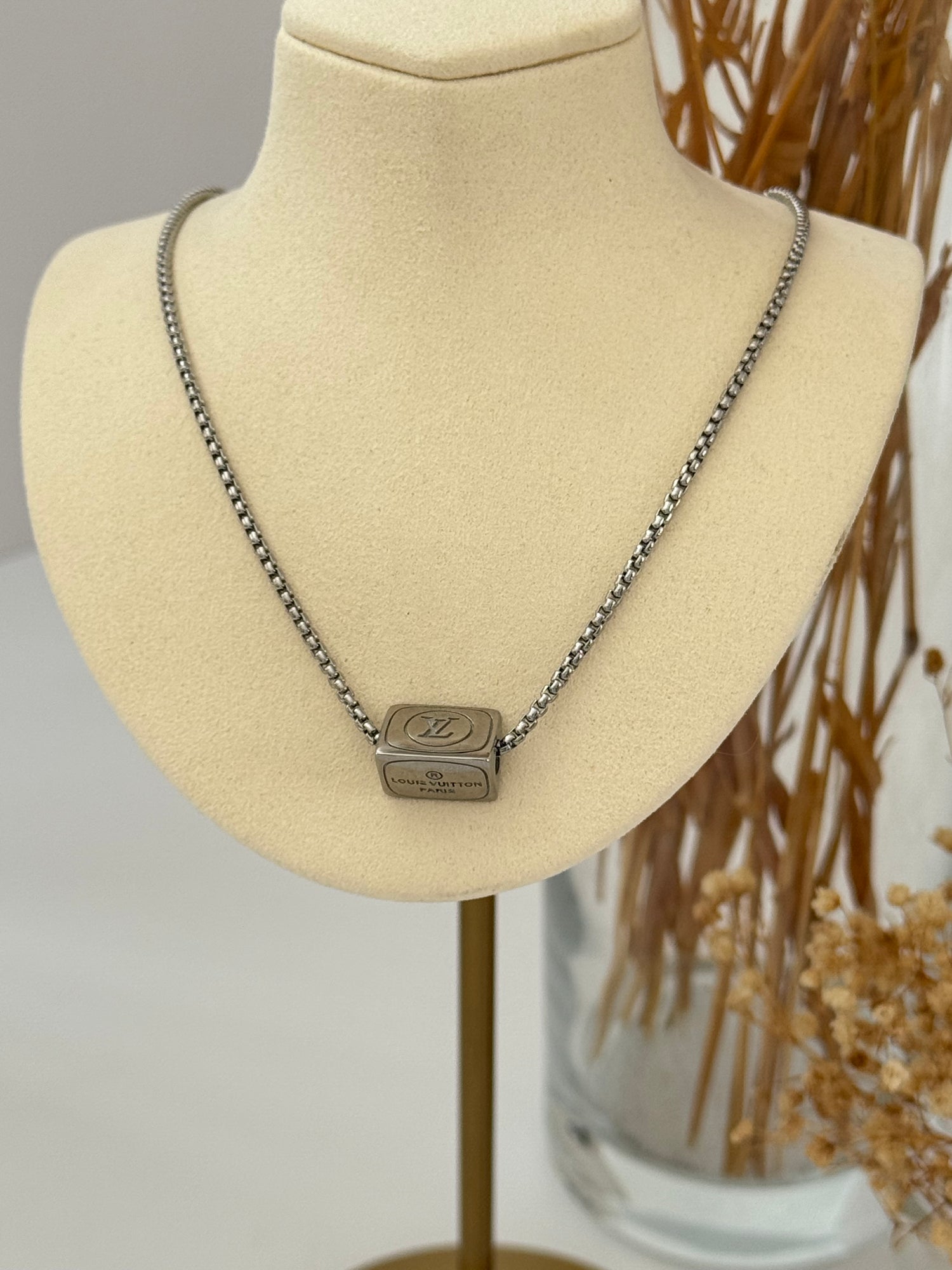 ÜÇGEN DETAYLI MARKA MODEL SİLVER ÇELİK KOLYE