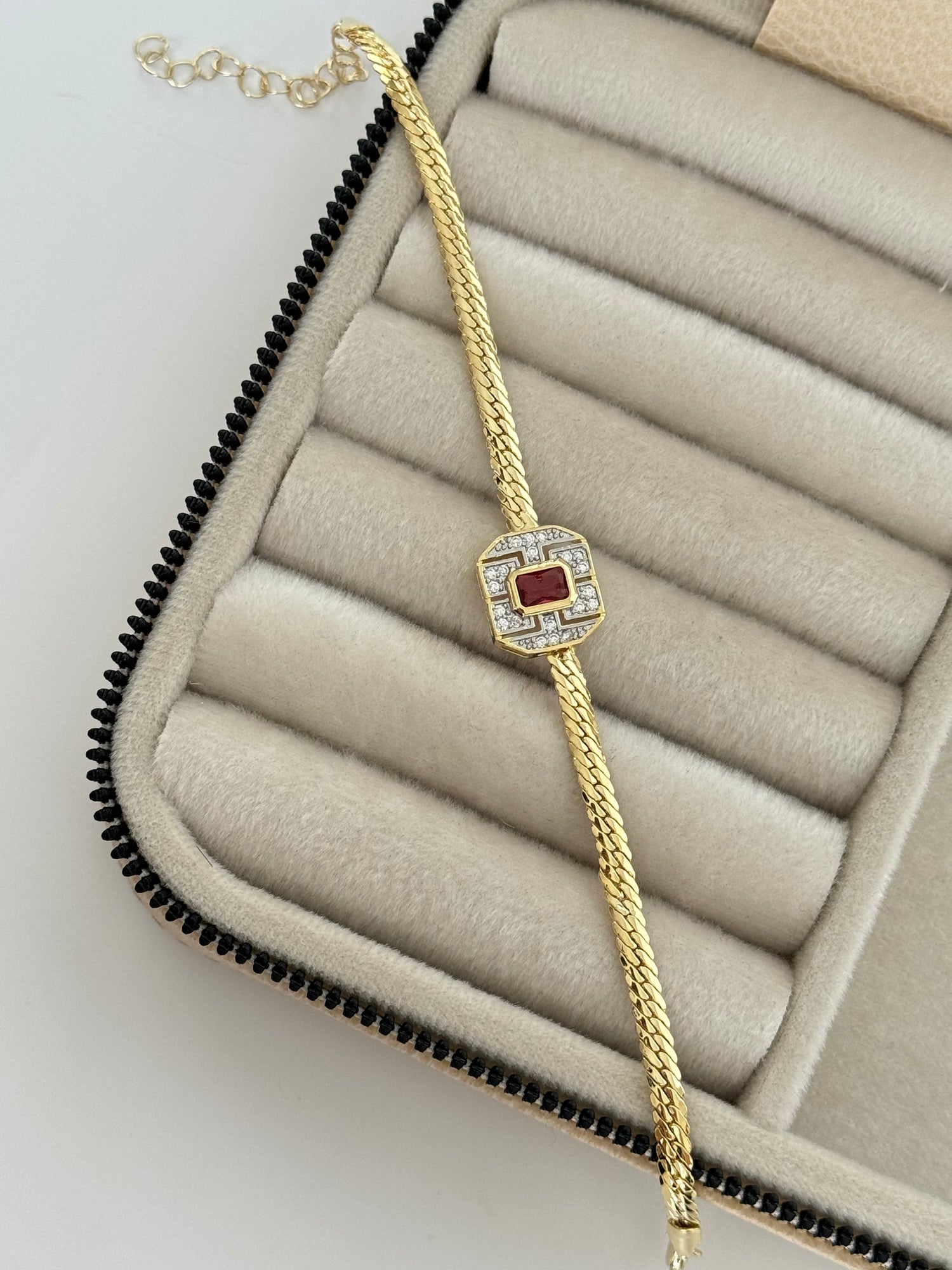 ZEMA KIRMIZI BAGET TAŞLI DETAYLI BİLEKLİK