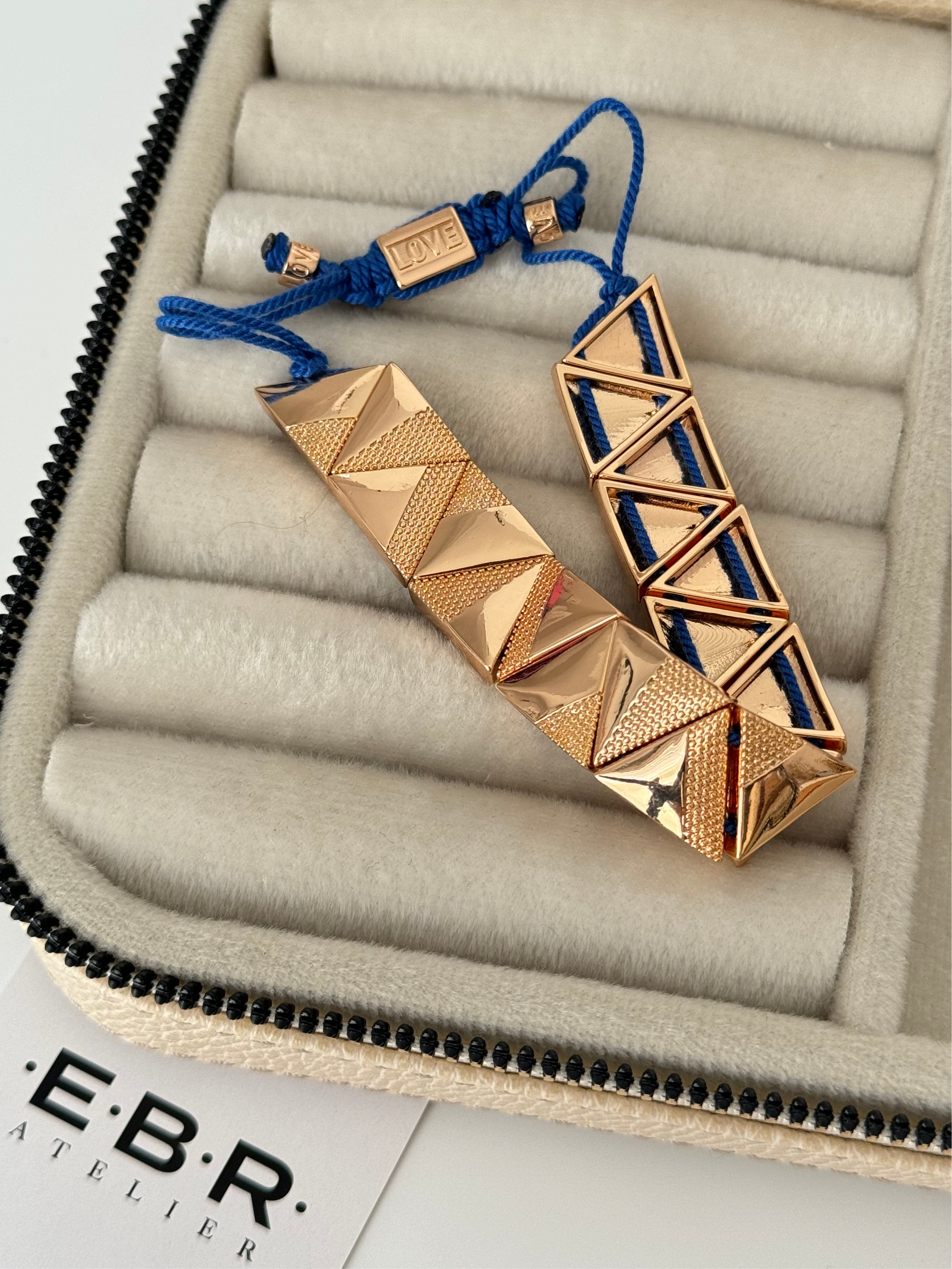 İTHAL ÜÇGEN DETAYLI GOLD MAVİ İPLİ BİLEKLİK