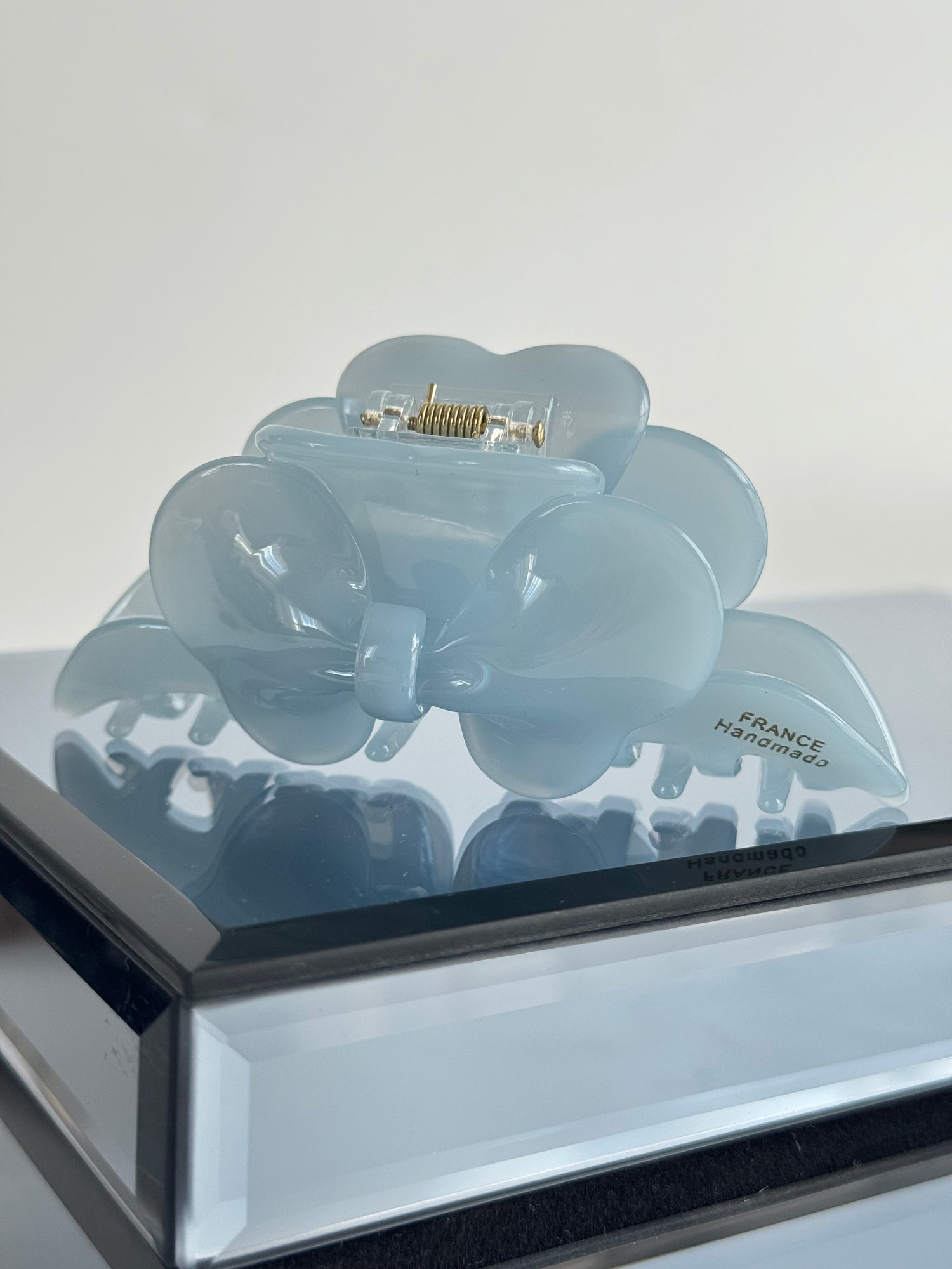 İTHAL ÇİÇEK DETAYLI MAVİ KEMİK MANDAL TOKA