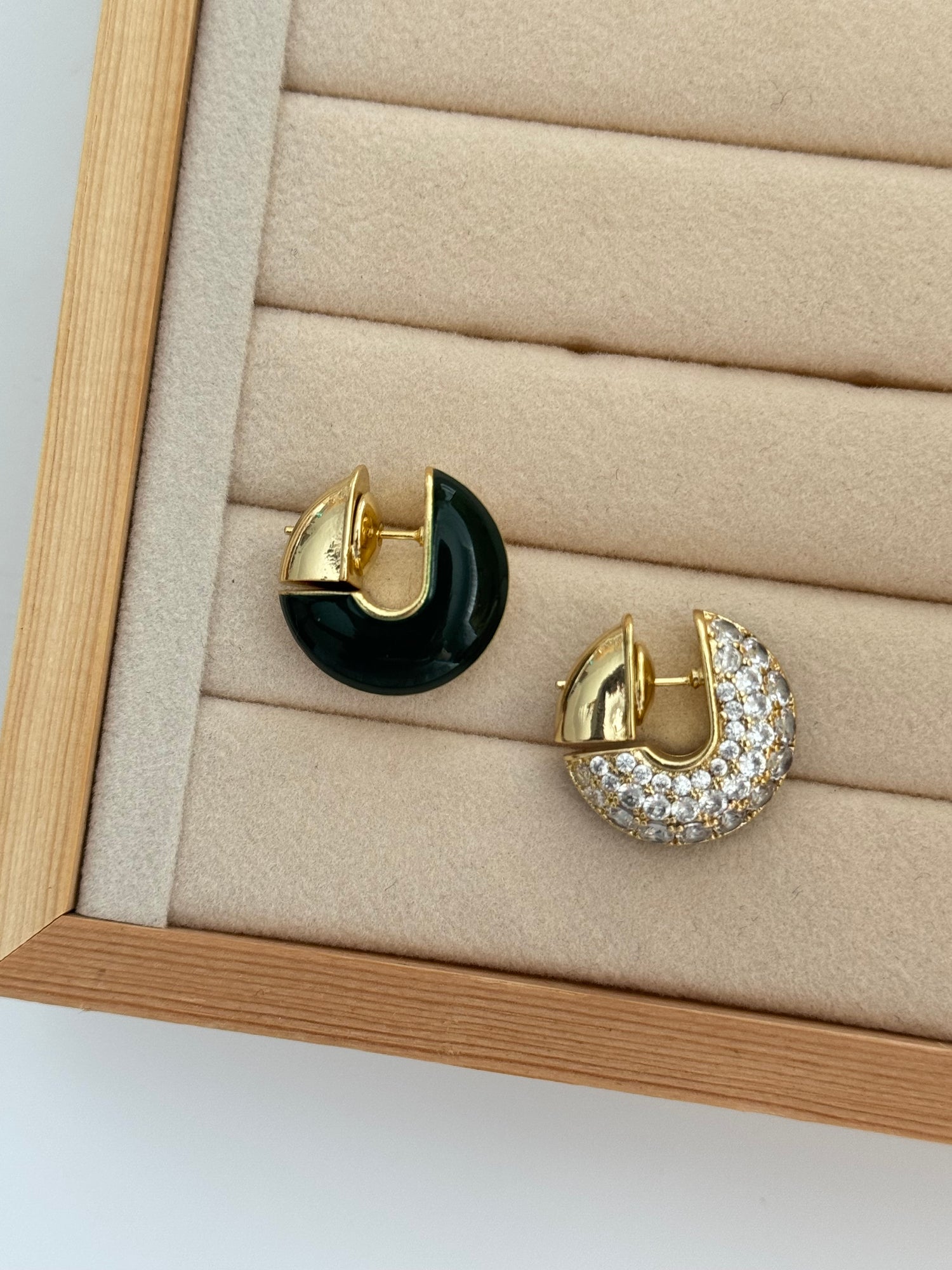 TANU YEŞİL MİNELİ TAŞLI HALKA KÜPE