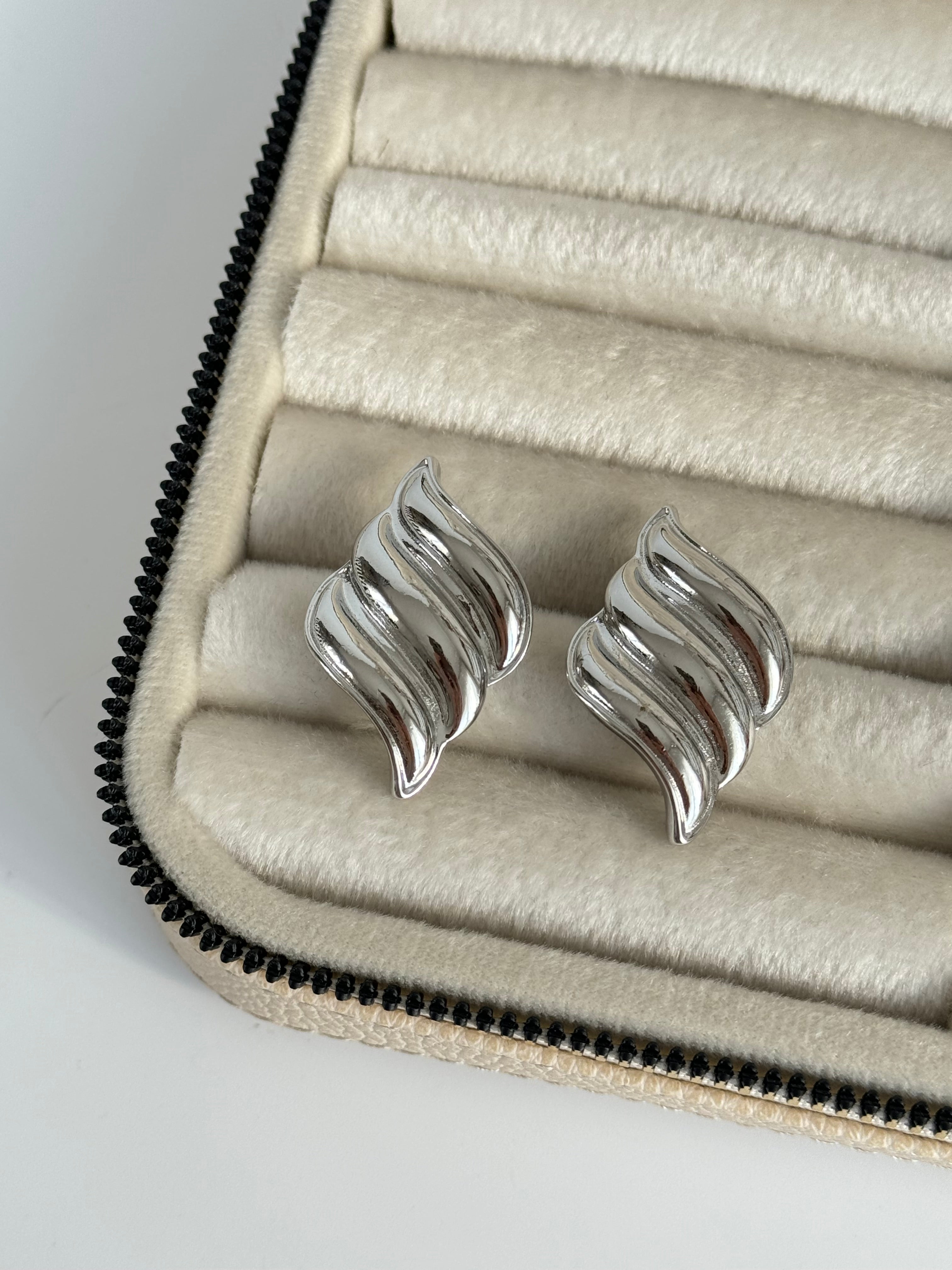 İTHAL DALGA DESENLİ SİLVER KÜPE