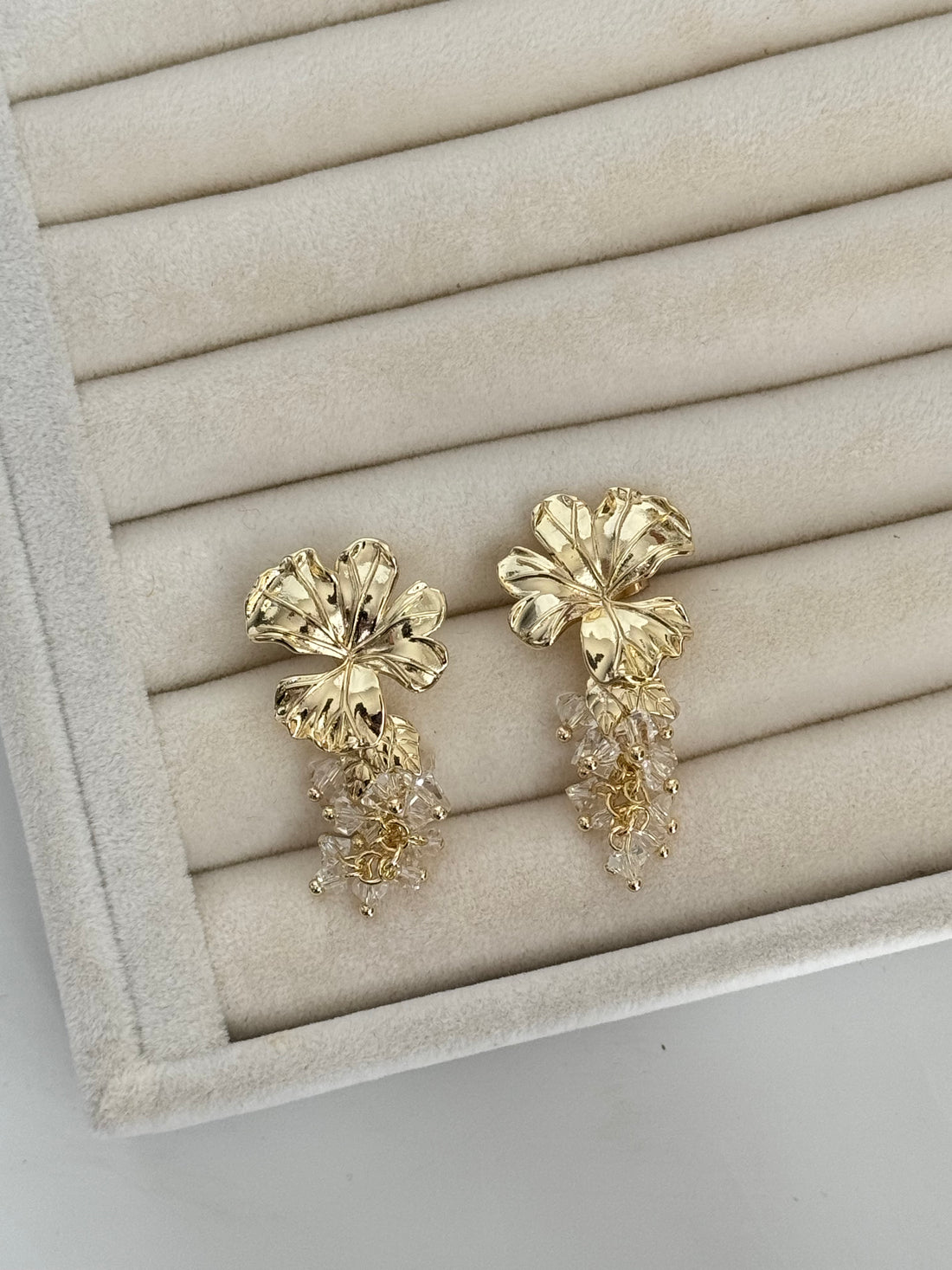 İTHAL ÇİÇEK DETAYLI SALLANTILI GOLD KÜPE