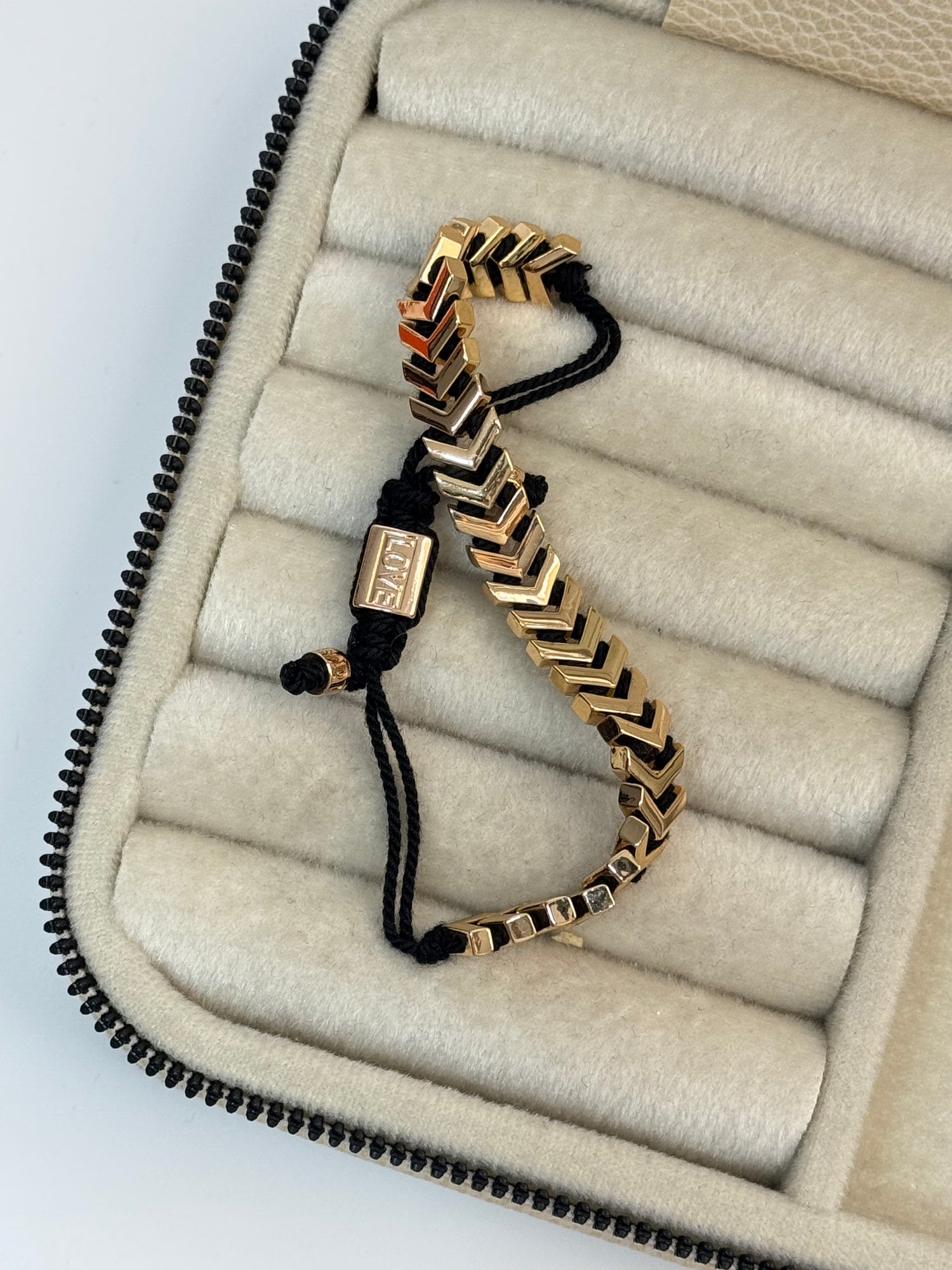 İTHAL KILÇIK DETAYLI GOLD SİYAH İPLİ BİLEKLİK