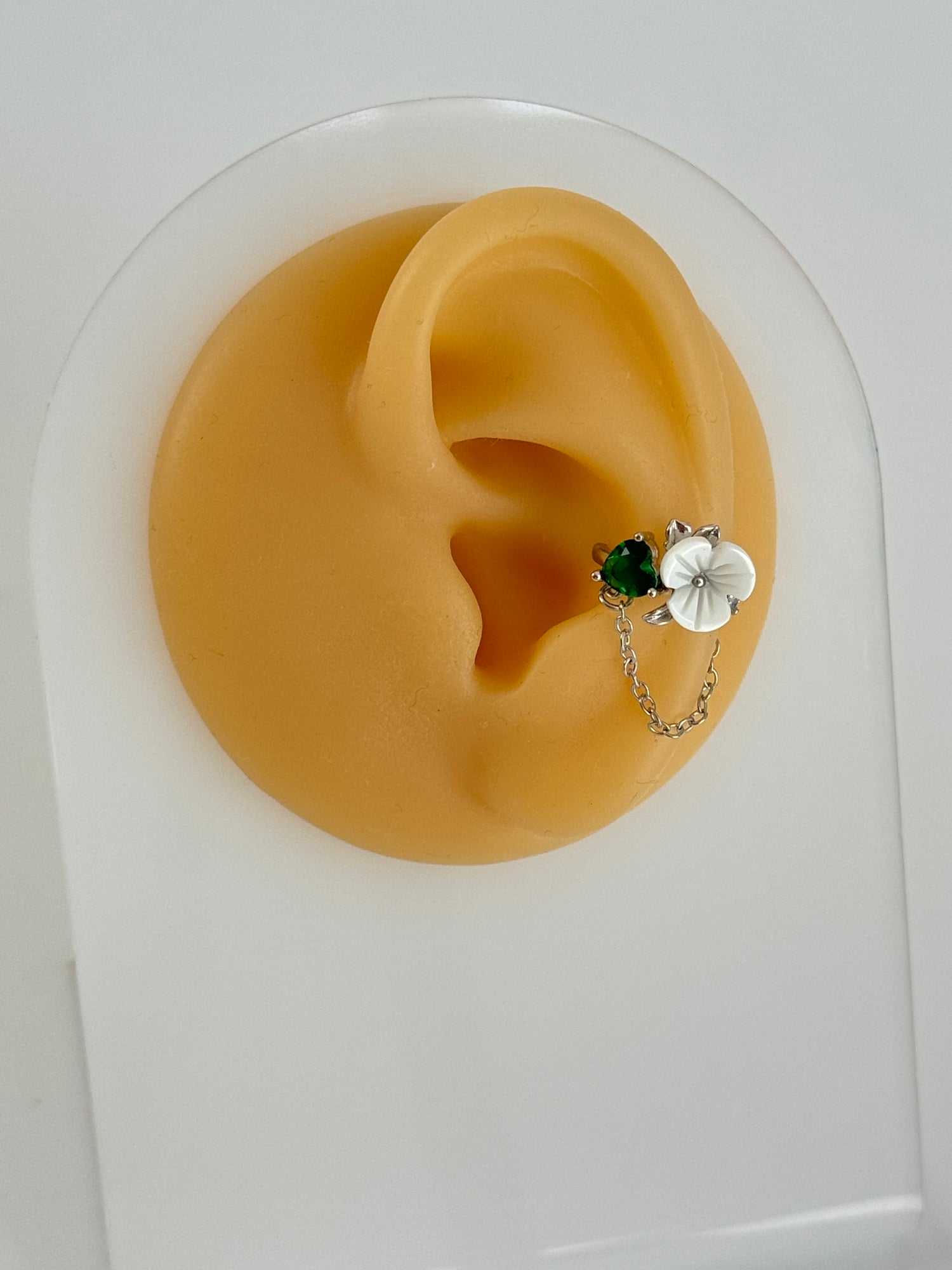 İTHAL ÇİÇEK DETAYLI YEŞİL KALP TAŞLI SİLVER SOL KULAK KIKIRDAK KÜPE EARCUFF