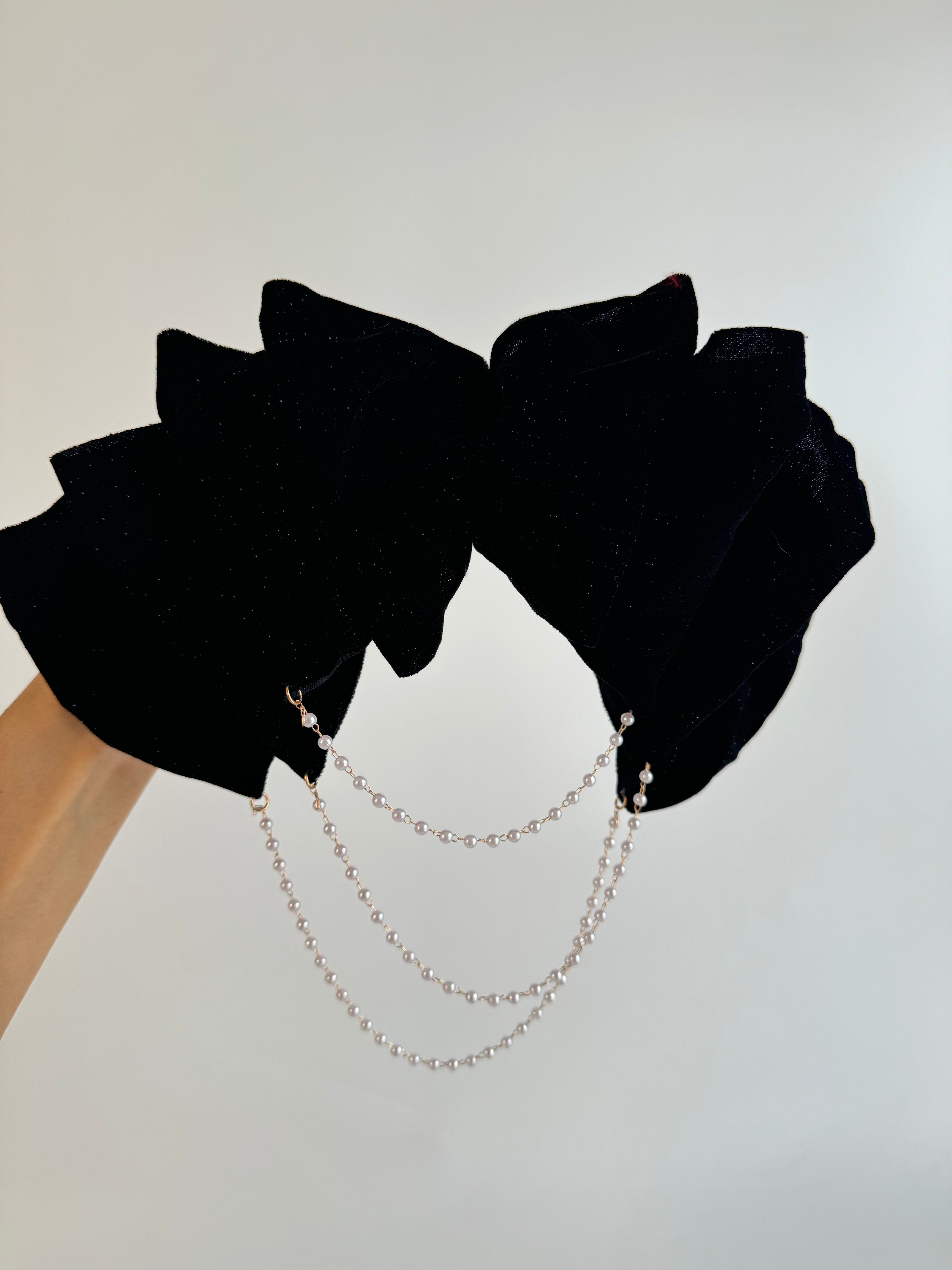 İTHAL SİYAH KADİFE SALLANTILI İNCİ DETAYLI TOKA