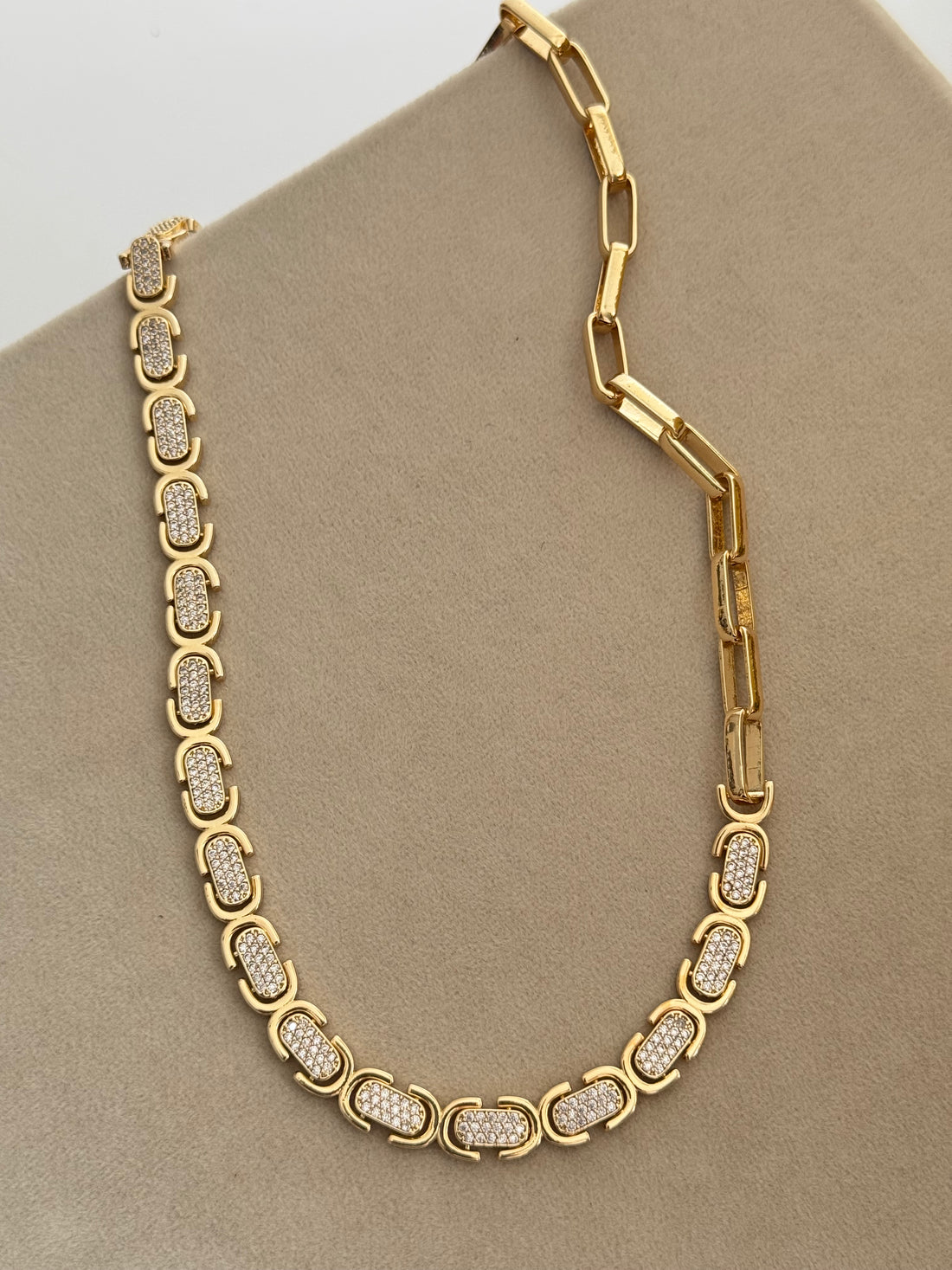 İTHAL OVAL FORM TAŞLI GOLD KOLYE