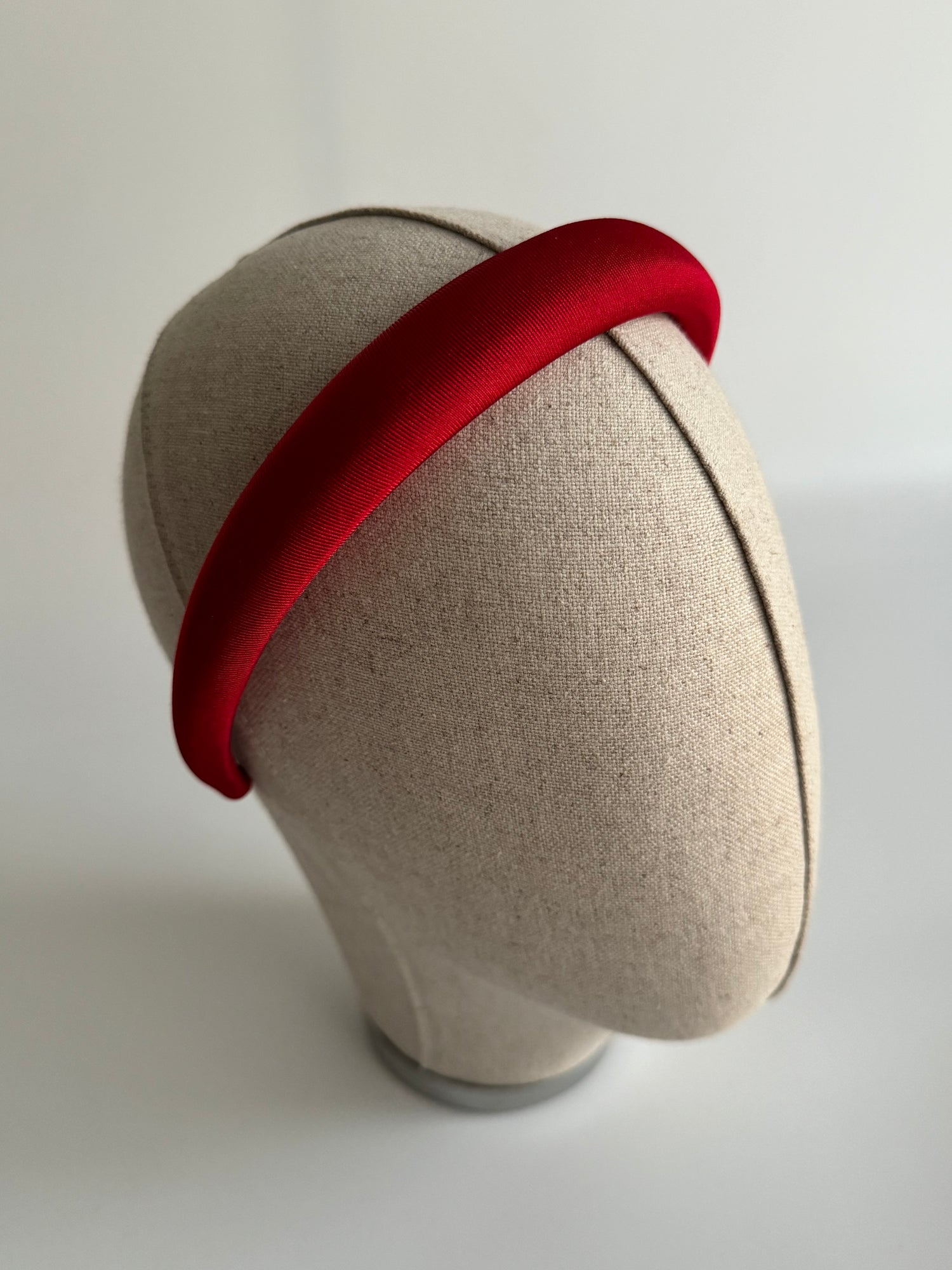 KIRMIZI SATEN İNCE MODEL TAÇ