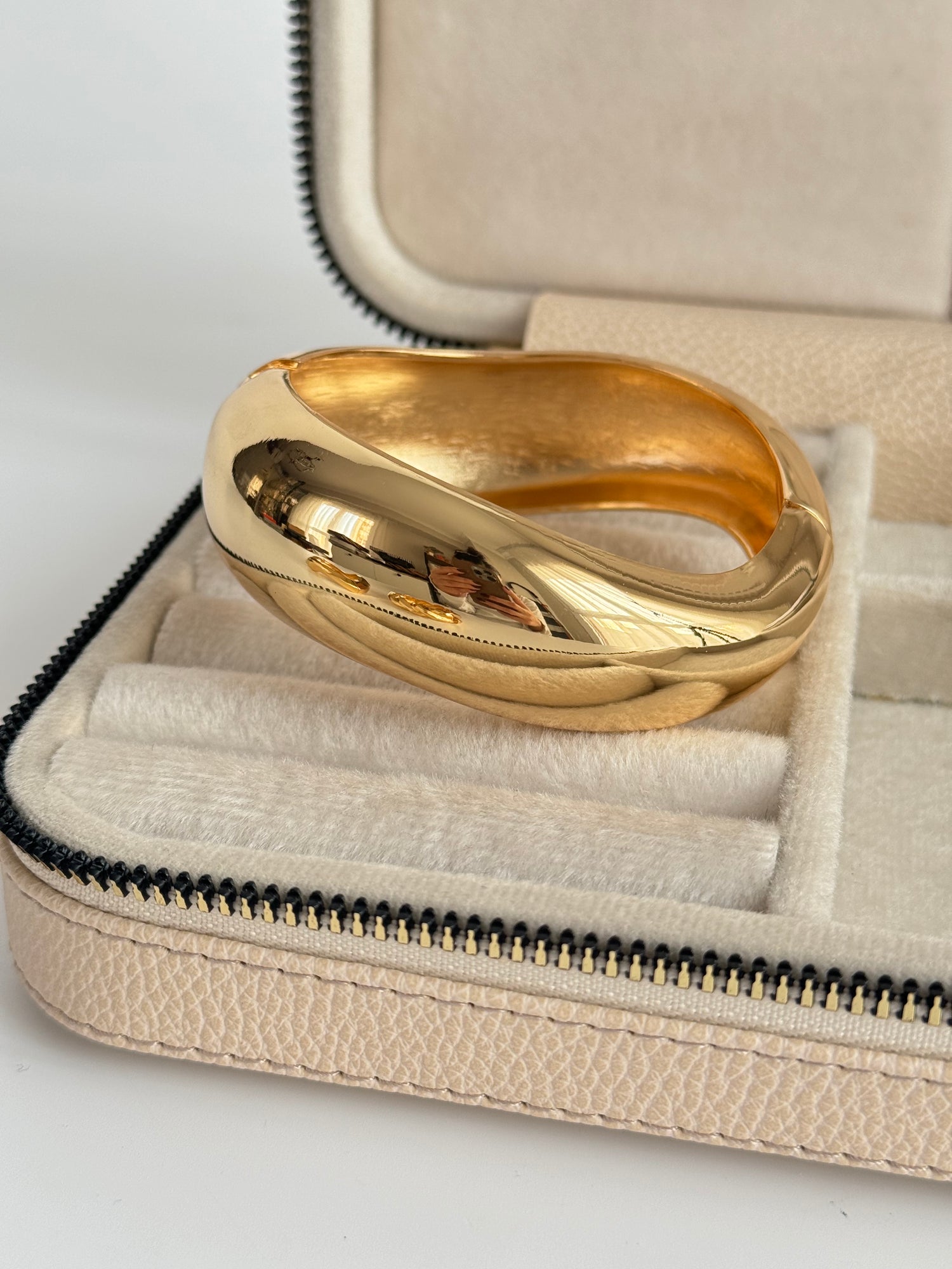 İTHAL ASİMETRİK DETAYLI KALIN GOLD KELEPÇE BİLEZİK