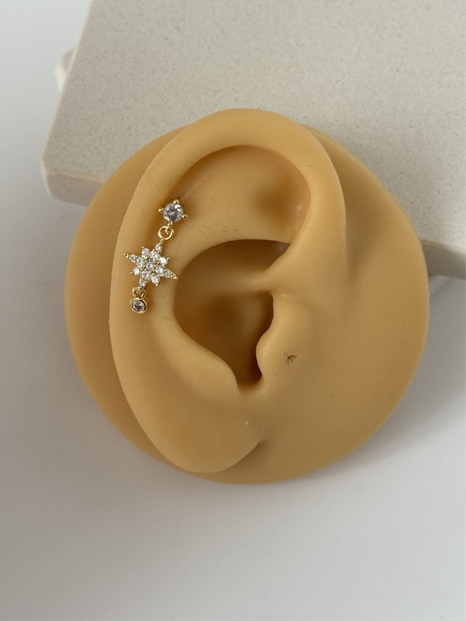 SALLANTILI KUZEY YILDIZI TRAGUS PİERCİNG