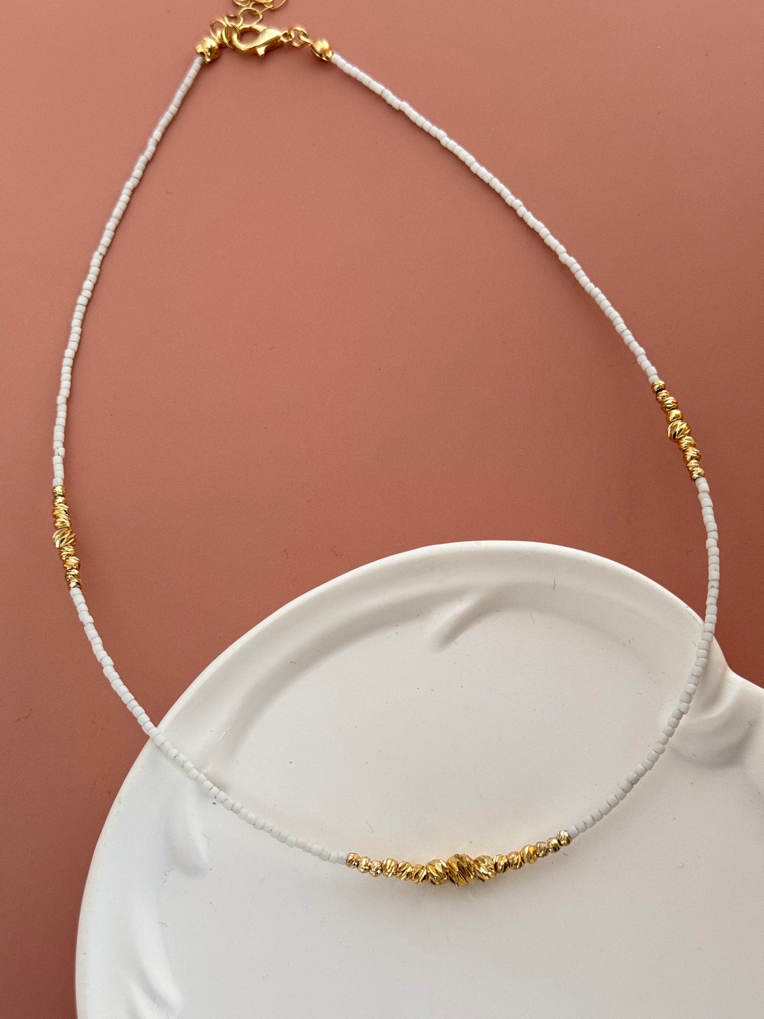 VEDA ALTIN KAPLAMA DORİKA DETAYLI BEYAZ BONCUK KOLYE