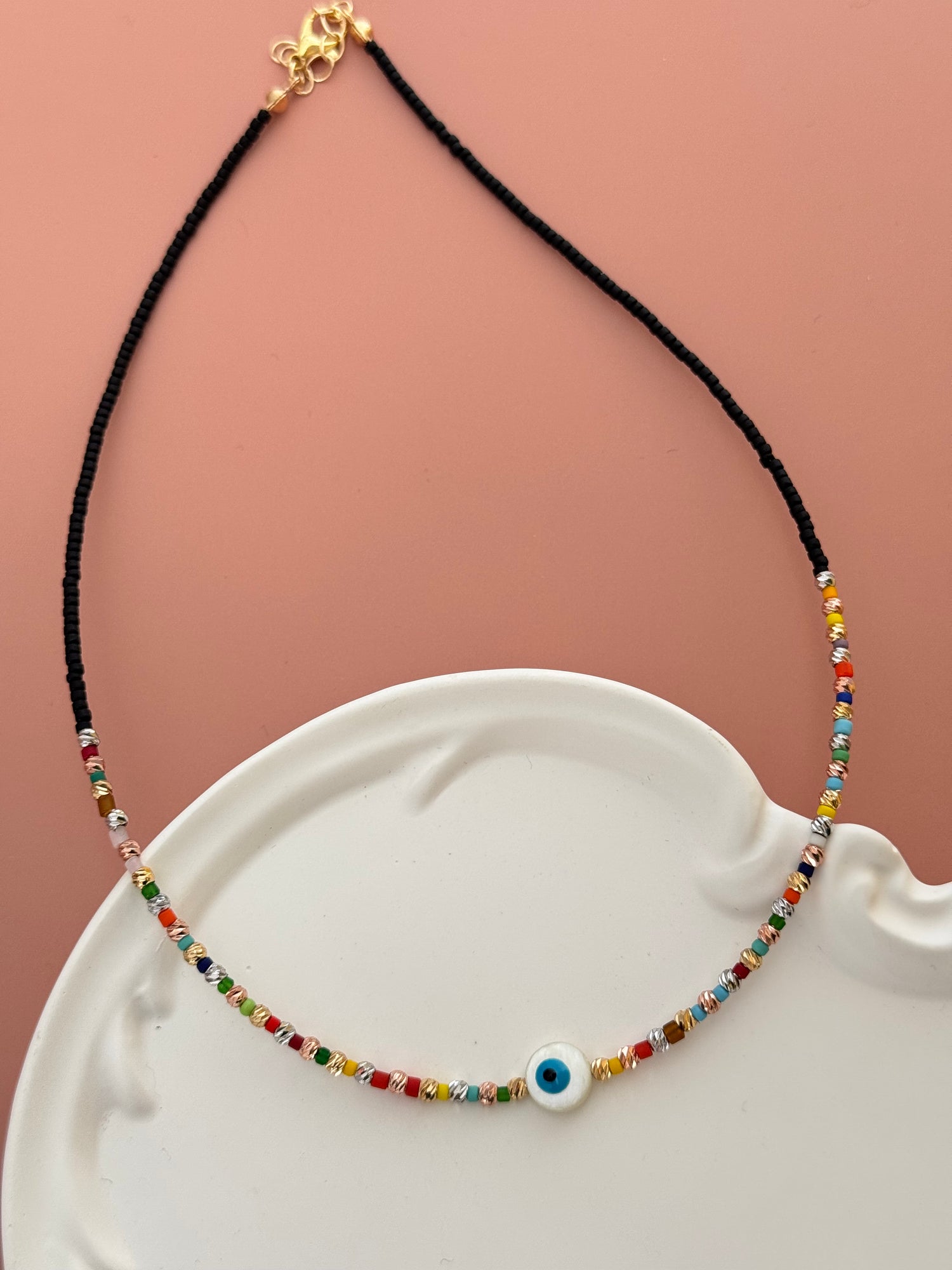 TEVA SEDEFLİ NAZAR NONCUK DETAYLI ALTIN KAPLAMA DORİKA SİYAH BONCUK KOLYE