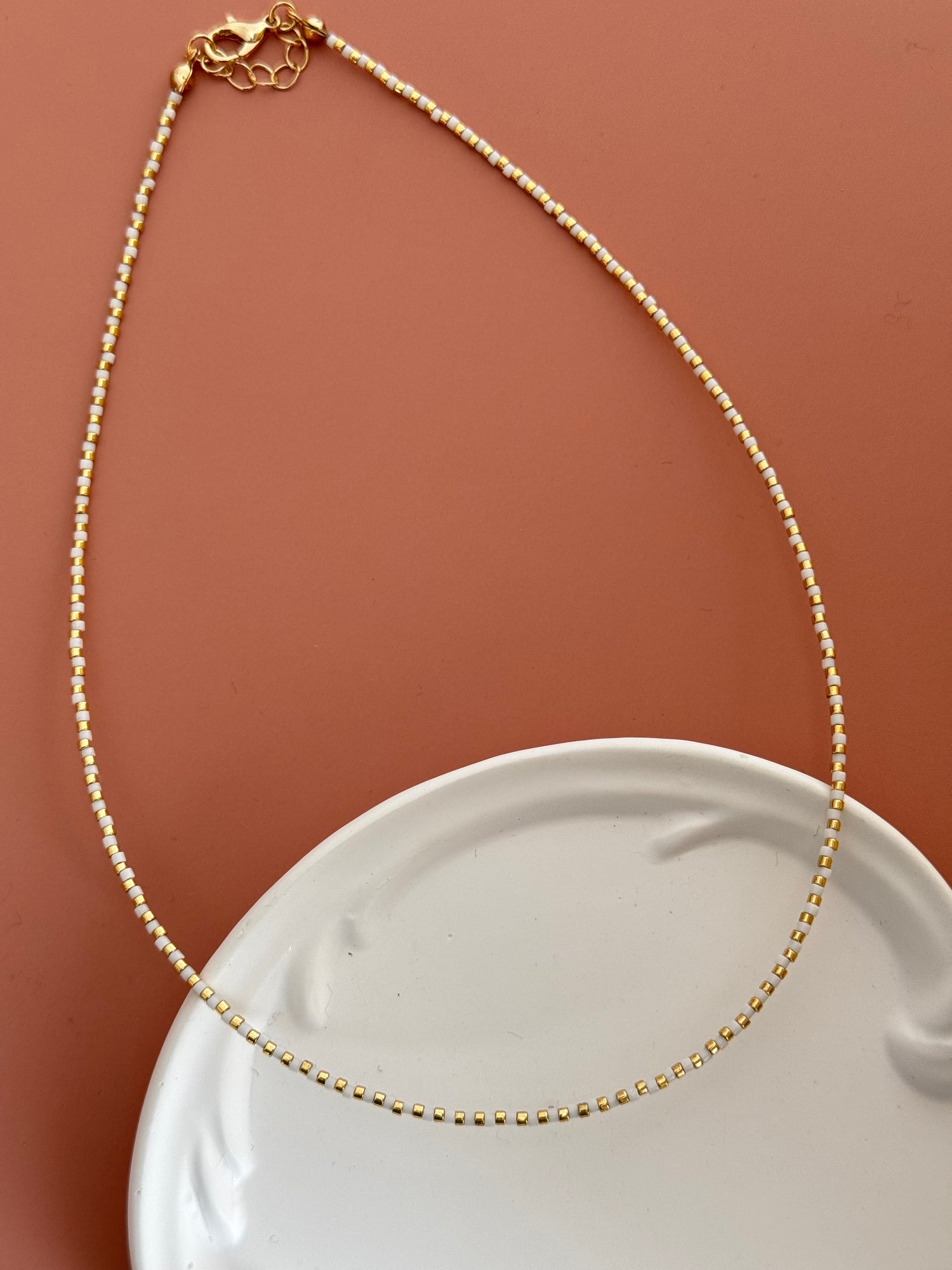 ALTIN KAPLAMA BONCUK DETAYLI BEYAZ BONCUK KOLYE